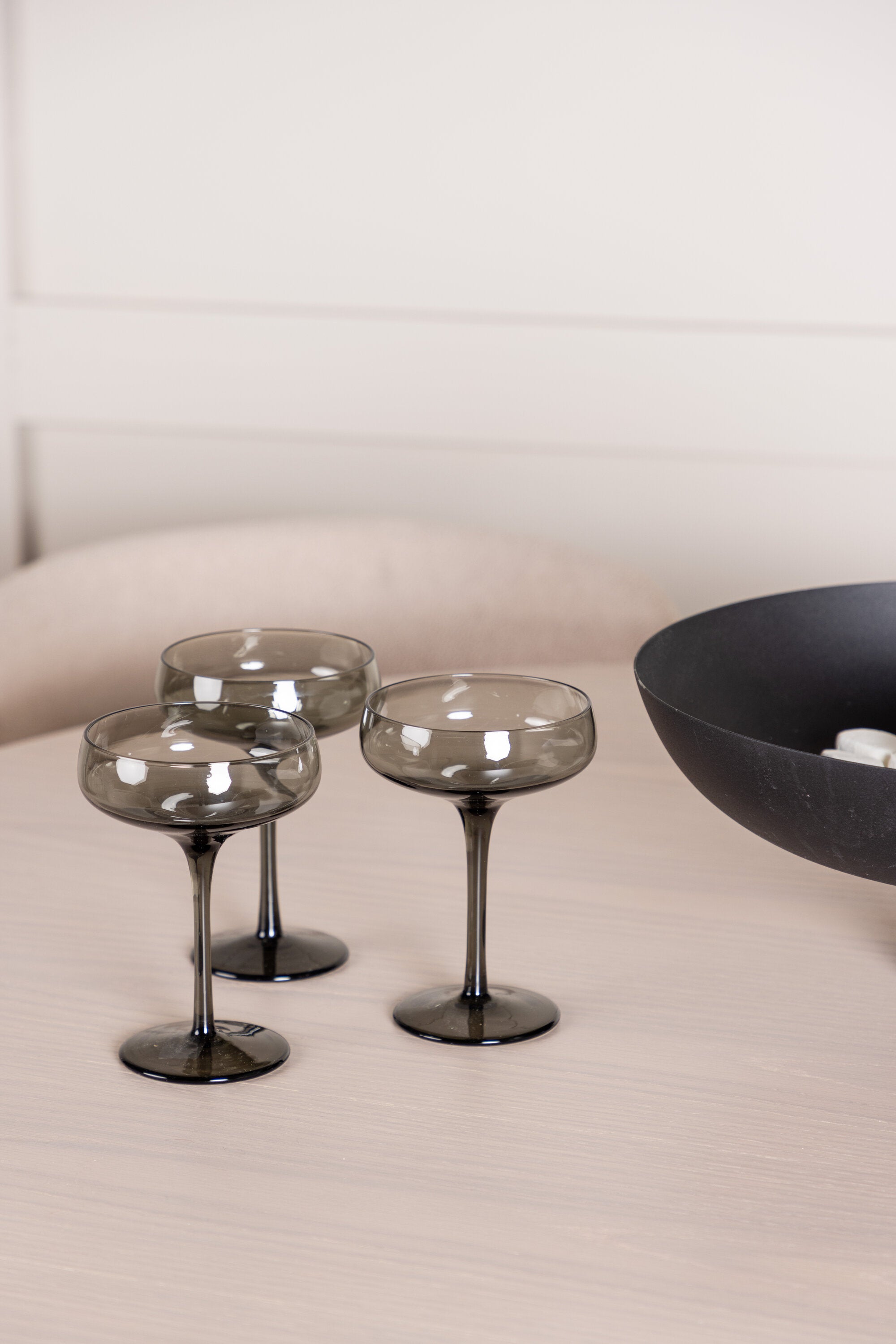 Olivia Esszimmer Set + Modesto ⌀110cm/4St. in Natur / Beige / Schwarz präsentiert im Onlineshop von KAQTU Design AG. Esszimmerset ist von Venture Home
