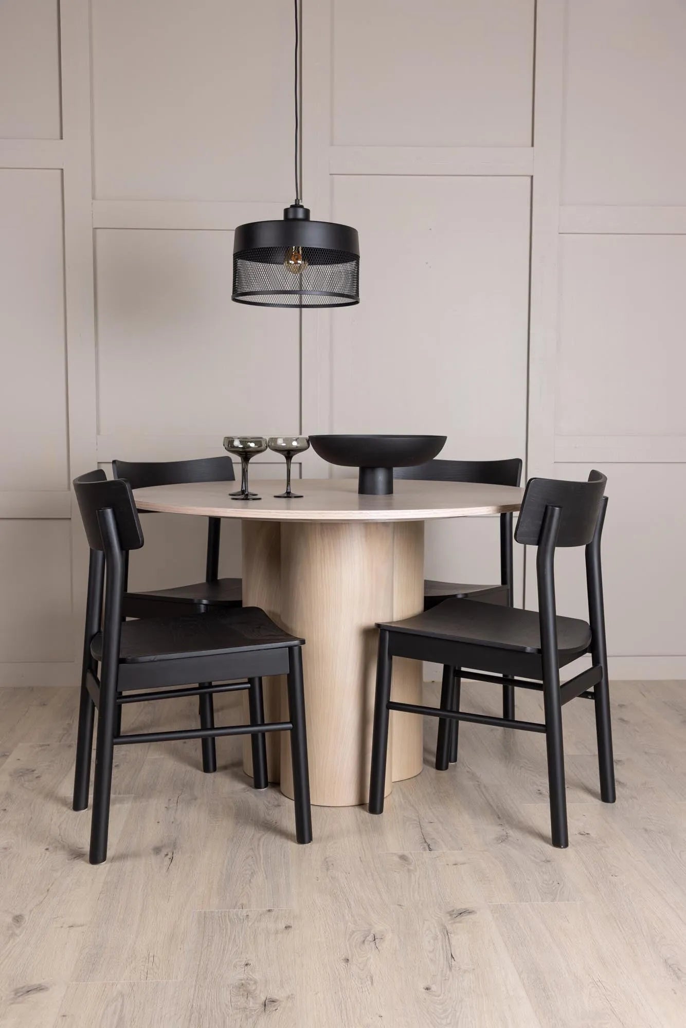 Stilvolles Olivia Esszimmer Set mit rundem Tisch und 4 Stühlen.