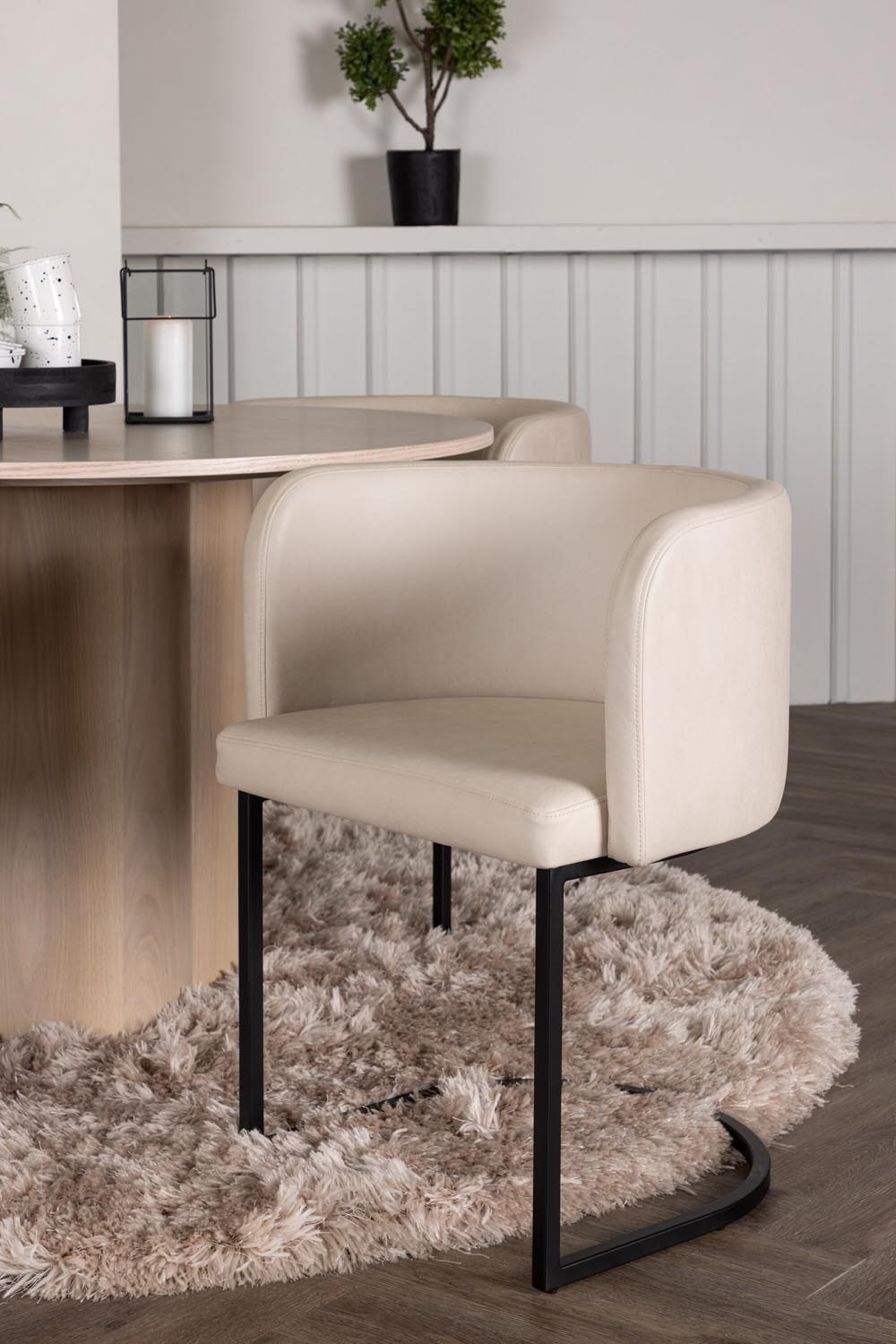 Olivia Esszimmer Set + Simrishamn ⌀110cm/4St. in Natur / Beige / Schwarz präsentiert im Onlineshop von KAQTU Design AG. Esszimmerset ist von Venture Home