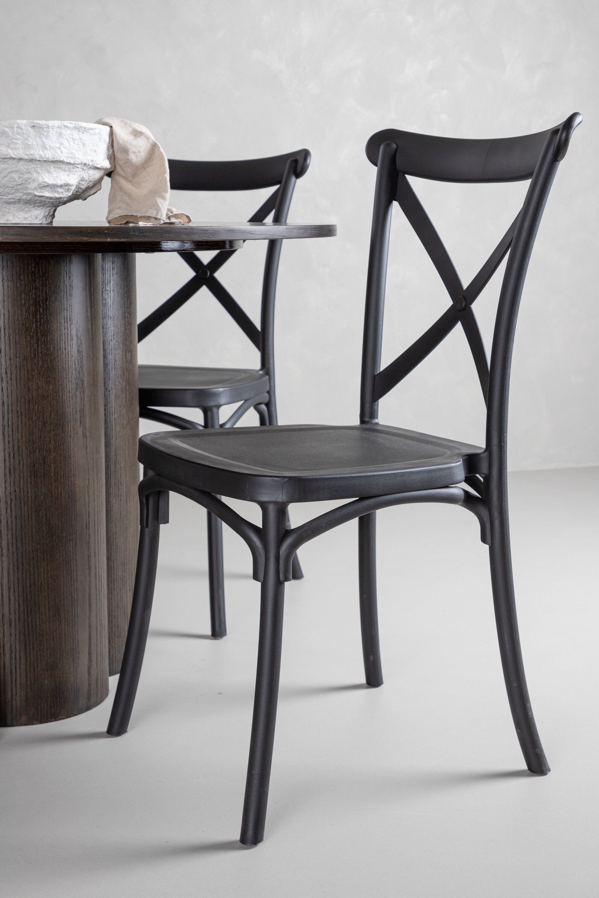 Olivia Esszimmer Set + Crosett ⌀110cm/4St. in Braun / Schwarz präsentiert im Onlineshop von KAQTU Design AG. Esszimmerset ist von Venture Home