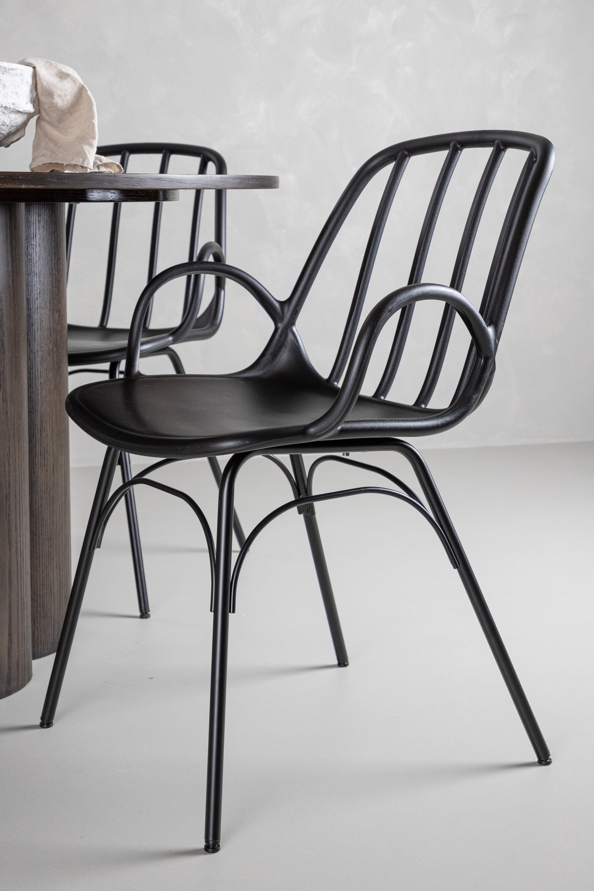 Olivia Esszimmerset + Dyrön ⌀110cm/4St. in Braun / Schwarz präsentiert im Onlineshop von KAQTU Design AG. Esszimmerset ist von Venture Home