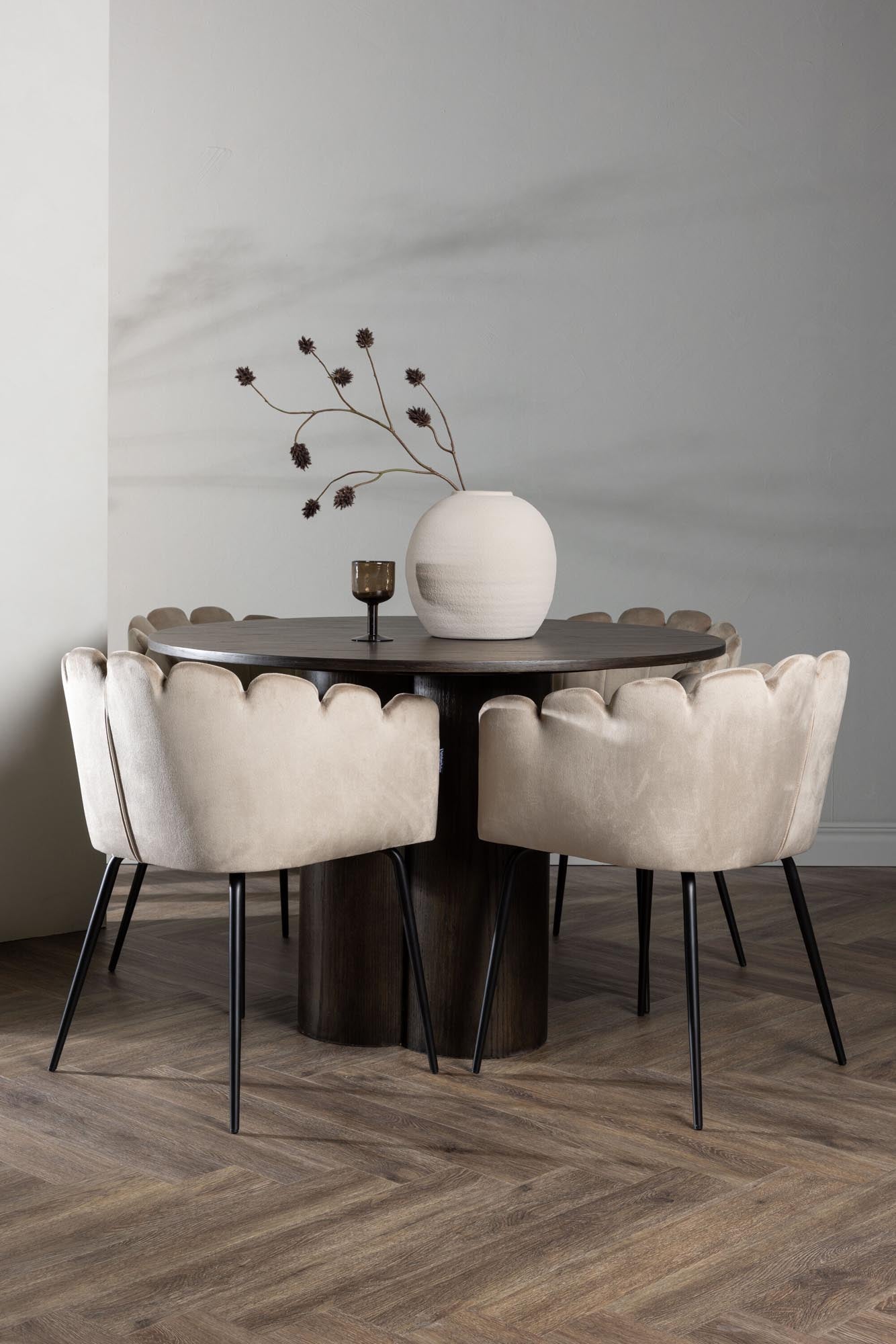 Elegantes Olivia Set: Limhamn Tisch & 4 Stühle von Venture Home.