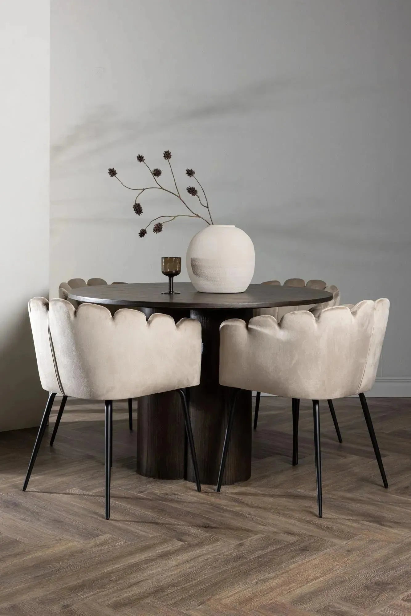 Elegantes Olivia Set: Limhamn Tisch & 4 Stühle von Venture Home.