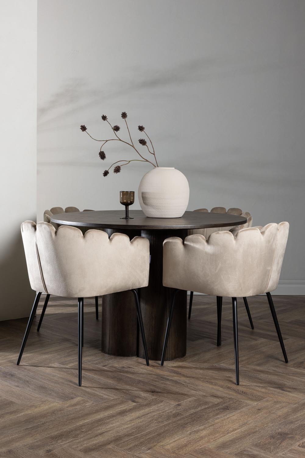 Olivia Esszimmer Set + Limhamn ⌀110cm/4St. in Braun / Beige präsentiert im Onlineshop von KAQTU Design AG. Esszimmerset ist von Venture Home