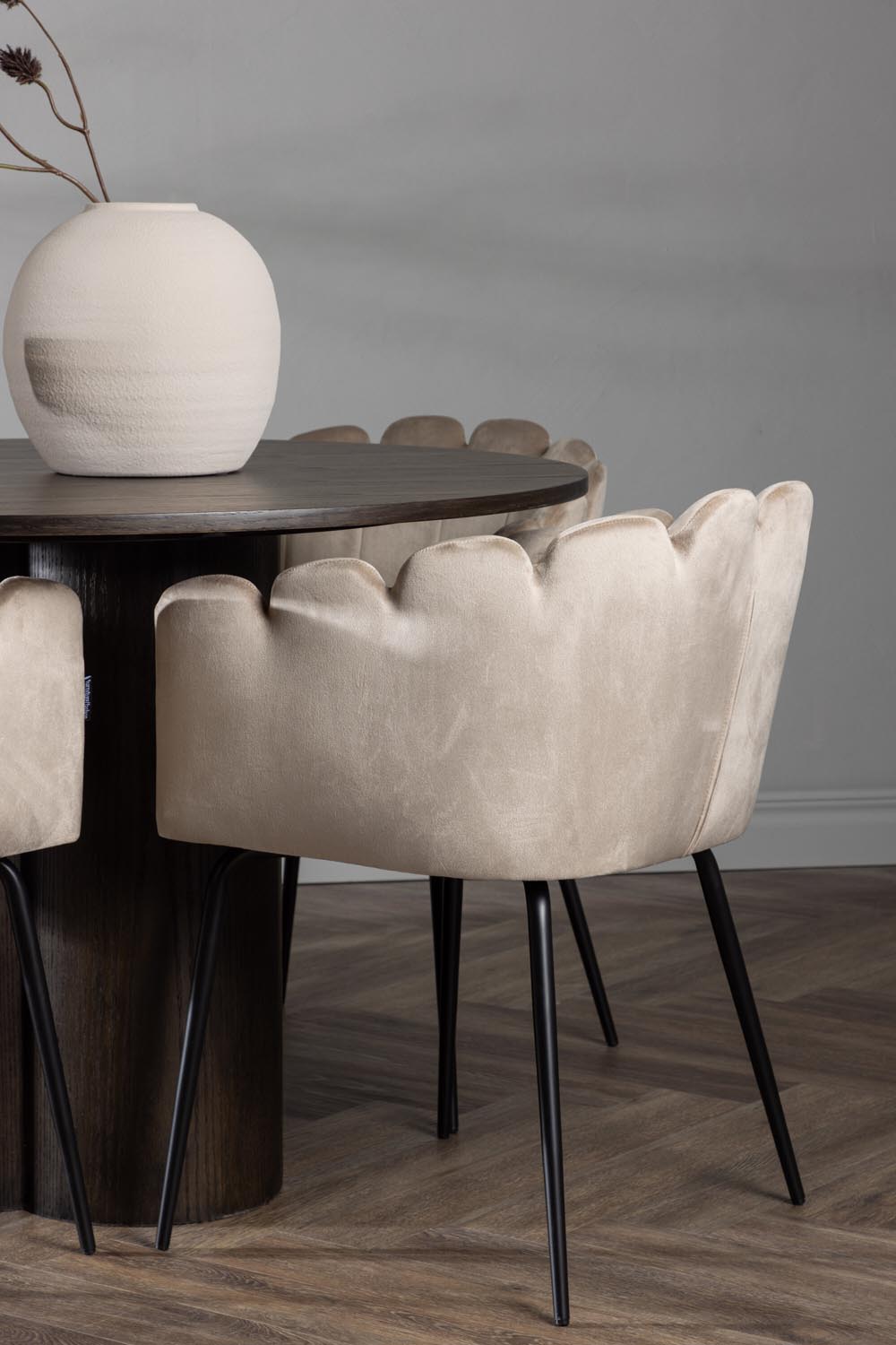 Olivia Esszimmer Set + Limhamn ⌀110cm/4St. in Braun / Beige präsentiert im Onlineshop von KAQTU Design AG. Esszimmerset ist von Venture Home