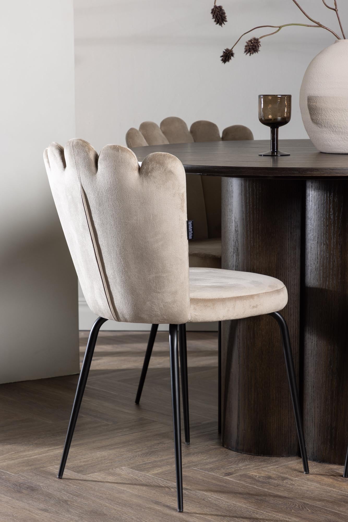 Elegantes Olivia Set mit Limhamn Tisch, ideal für moderne Esszimmer.