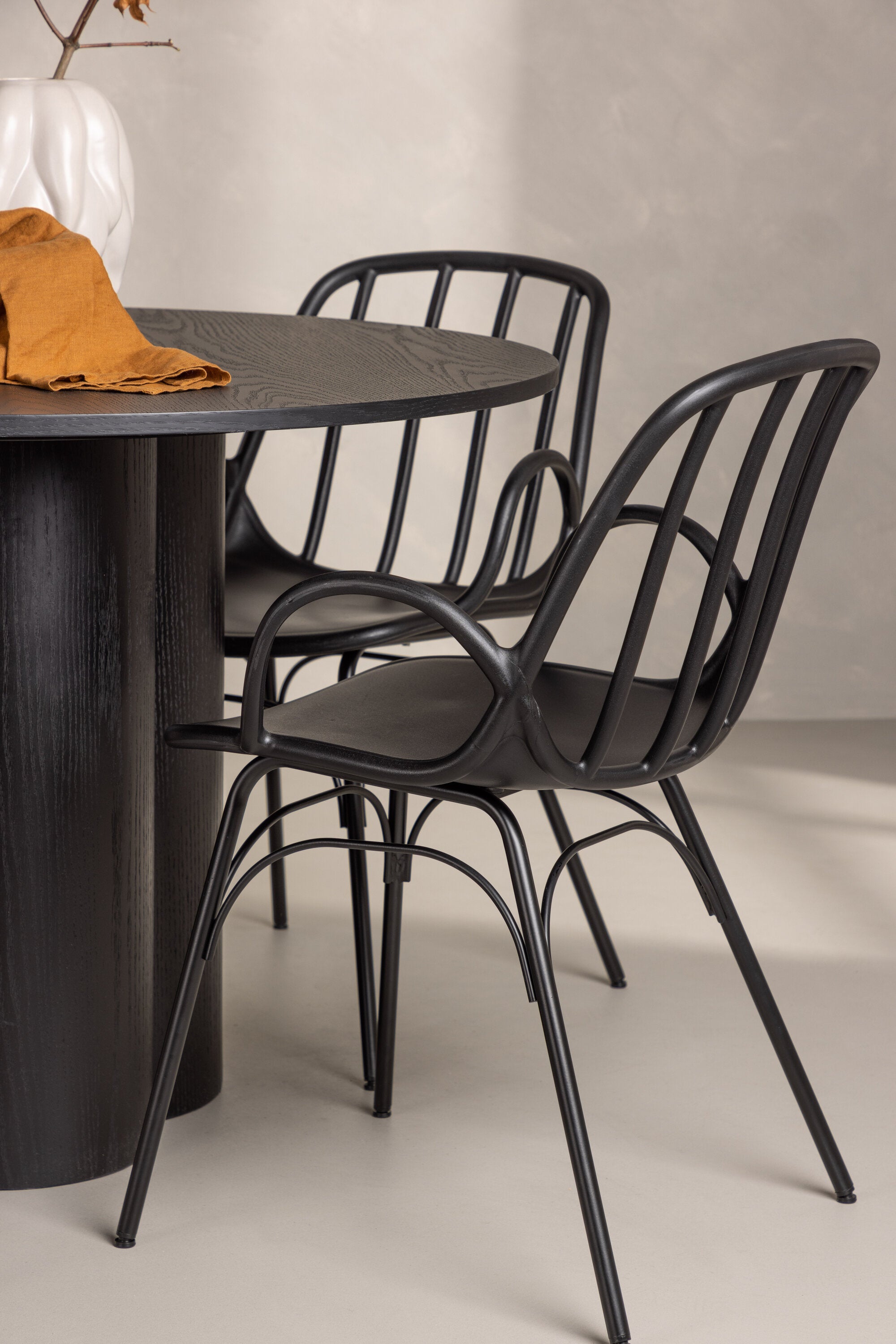 Olivia Esszimmerset + Dyrön ⌀110cm/4St. in Schwarz präsentiert im Onlineshop von KAQTU Design AG. Esszimmerset ist von Venture Home