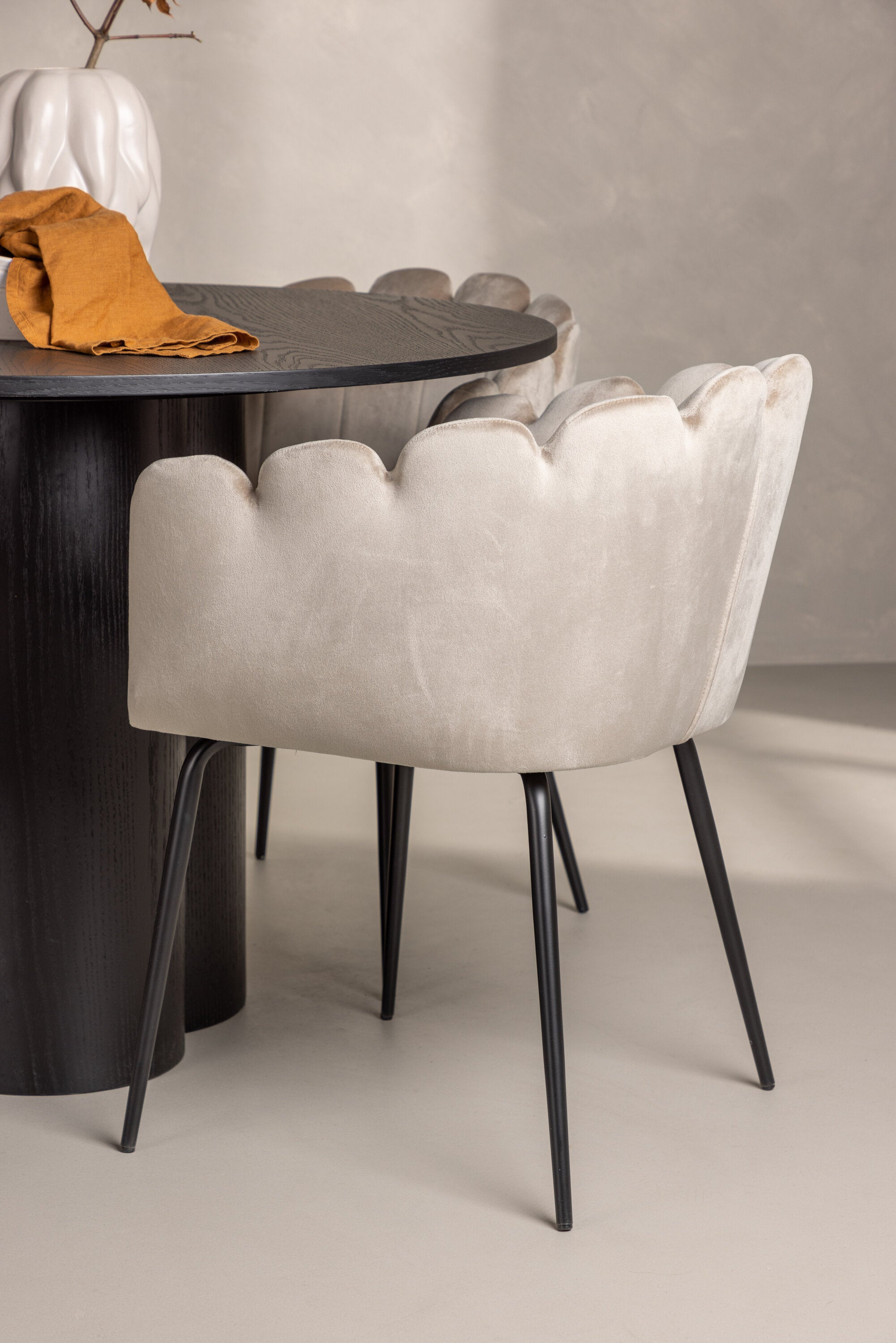 Olivia Esszimmer Set + Limhamn ⌀110cm/4St. in Schwarz / Beige präsentiert im Onlineshop von KAQTU Design AG. Esszimmerset ist von Venture Home
