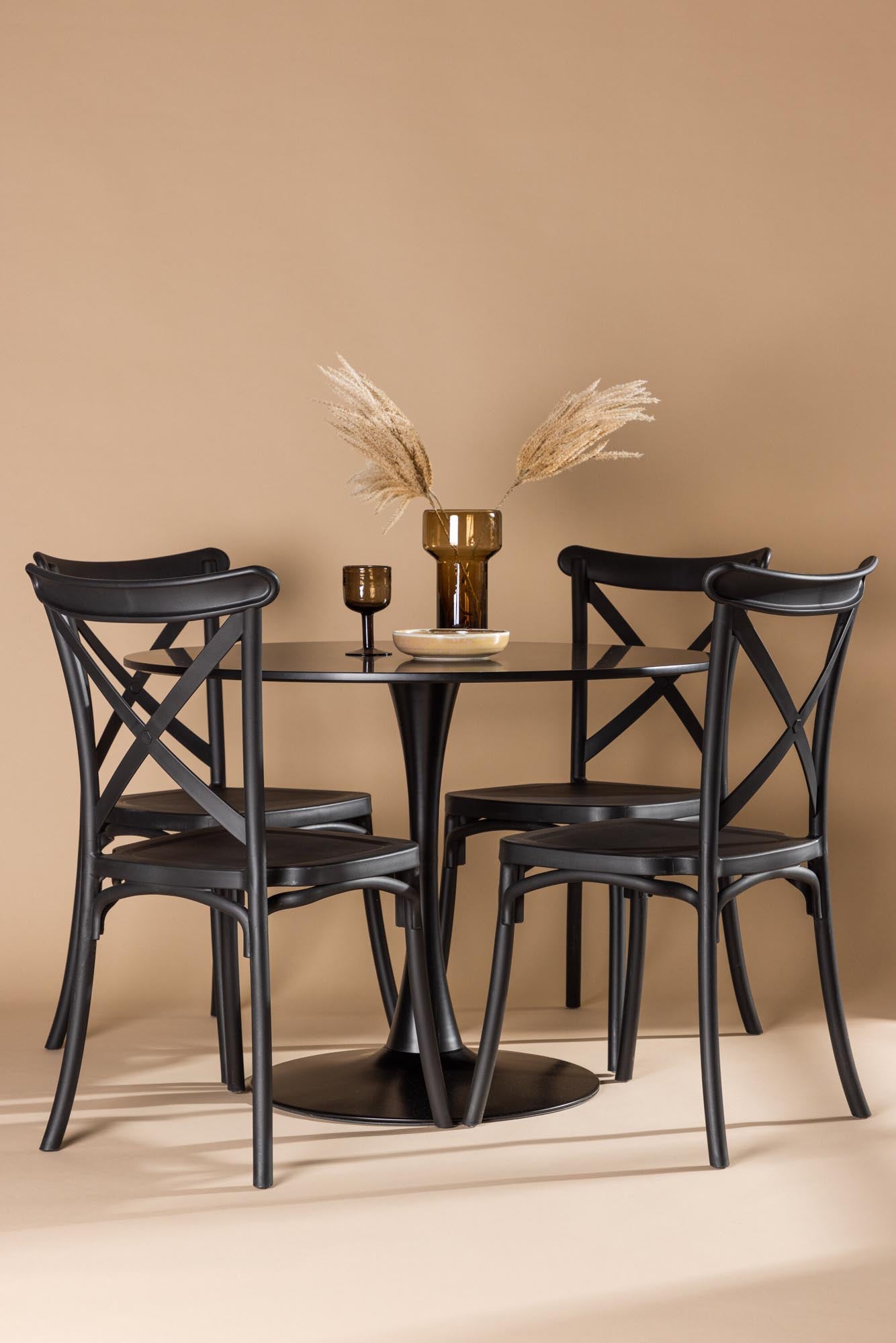Elegantes Glade Esszimmerset mit 100 cm Crosette Tisch und 4 ergonomischen Stühlen. Ideal für stilvolle Essbereiche und gesellige Momente.