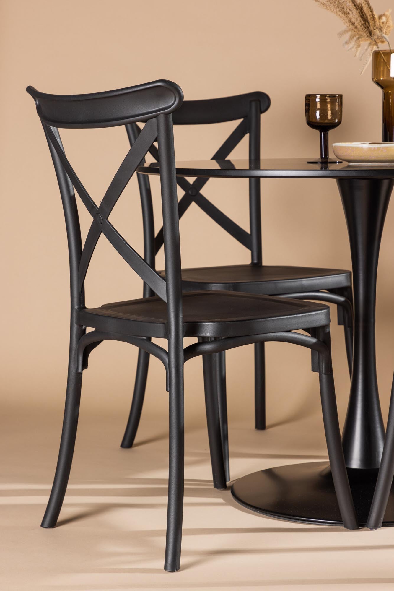 Stilvolles Glade Esszimmerset von Venture Home: runder 100 cm Tisch und 4 ergonomische Crosette Stühle. Perfekt für moderne Esszimmer und gesellige Abende.