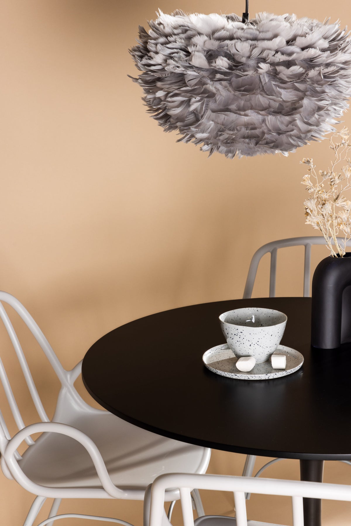 Schwarzes Esszimmerset Glade mit rundem MDF-Tisch und vier Dyrön-Stühlen aus Kunststoff und Stahl, skandinavisches Design.