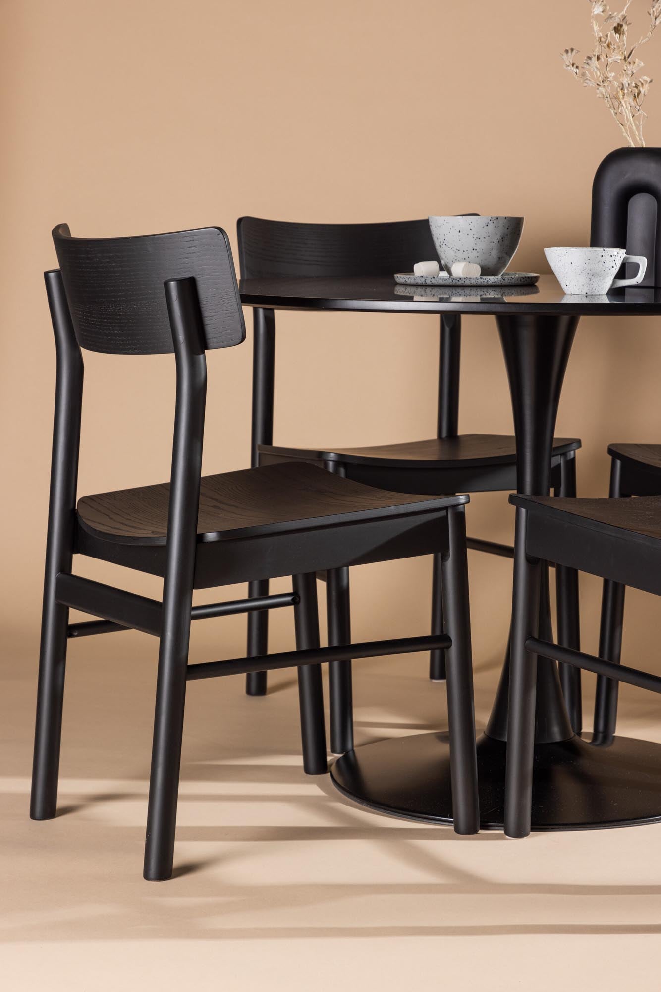 Eleganter Glade Tisch mit 4 Montros Stühlen von Venture Home.