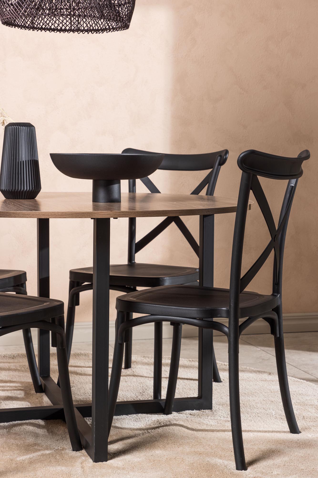 Stilvolles Esszimmerset: Runder Tisch mit 120 cm Durchmesser und 4 pflegeleichten Stühlen. Perfekt für gesellige Abende und modernes Wohnen.