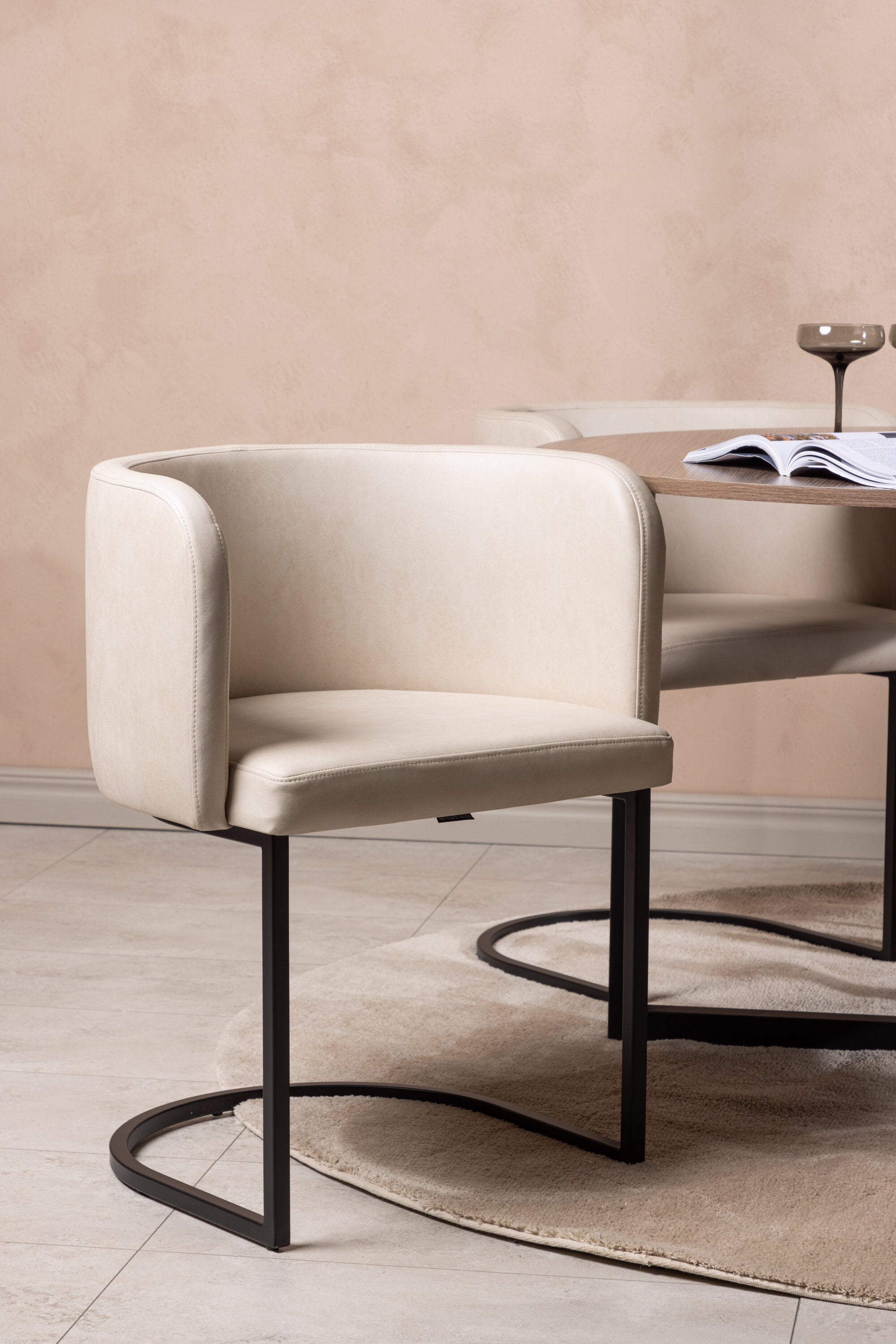 Durango Esszimmerset + Simrishman ⌀120cm/4St. in Beige, Schwarz präsentiert im Onlineshop von KAQTU Design AG. Esszimmerset ist von Venture Home