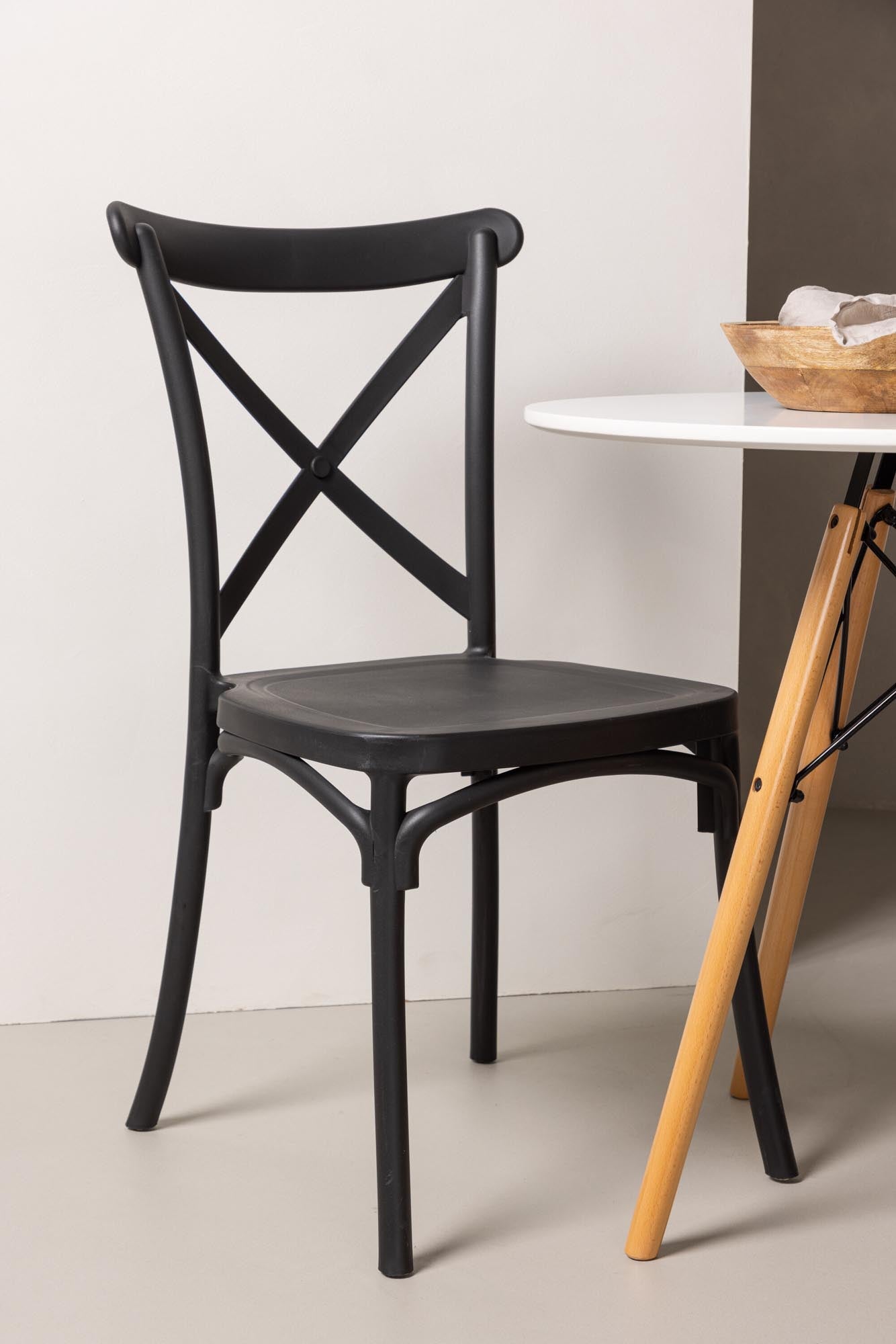 Stilvolles Danburi Esszimmerset mit Crosett Stühlen, ideal für kleine Küchen. Hochwertige Materialien und modernes Design vereinen Funktionalität und Eleganz.