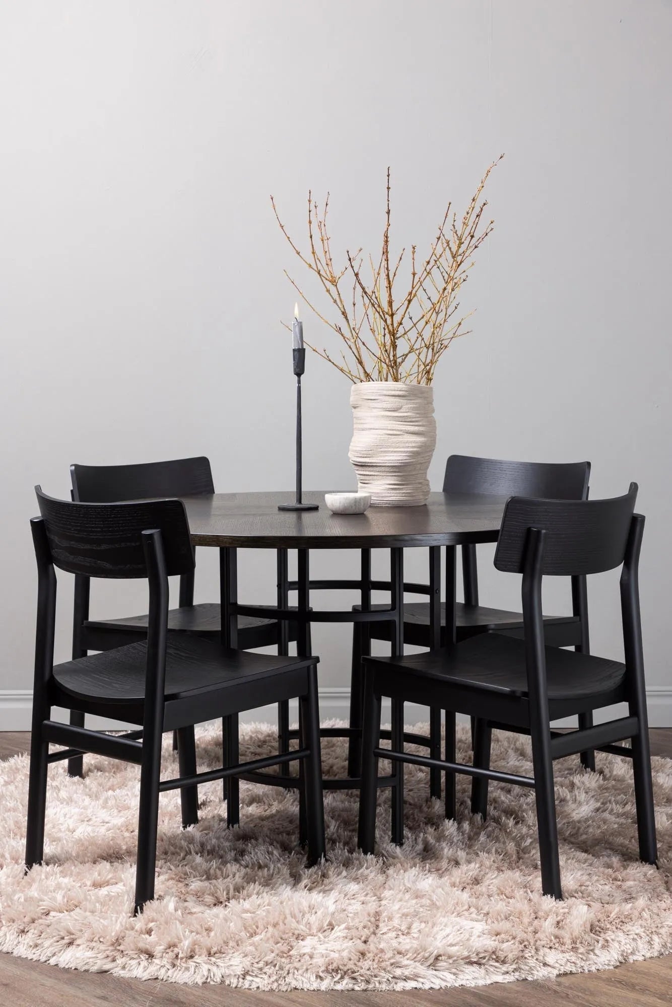 Eleganter Copenhagen Tisch mit 4 Montros Stühlen von Venture Home.