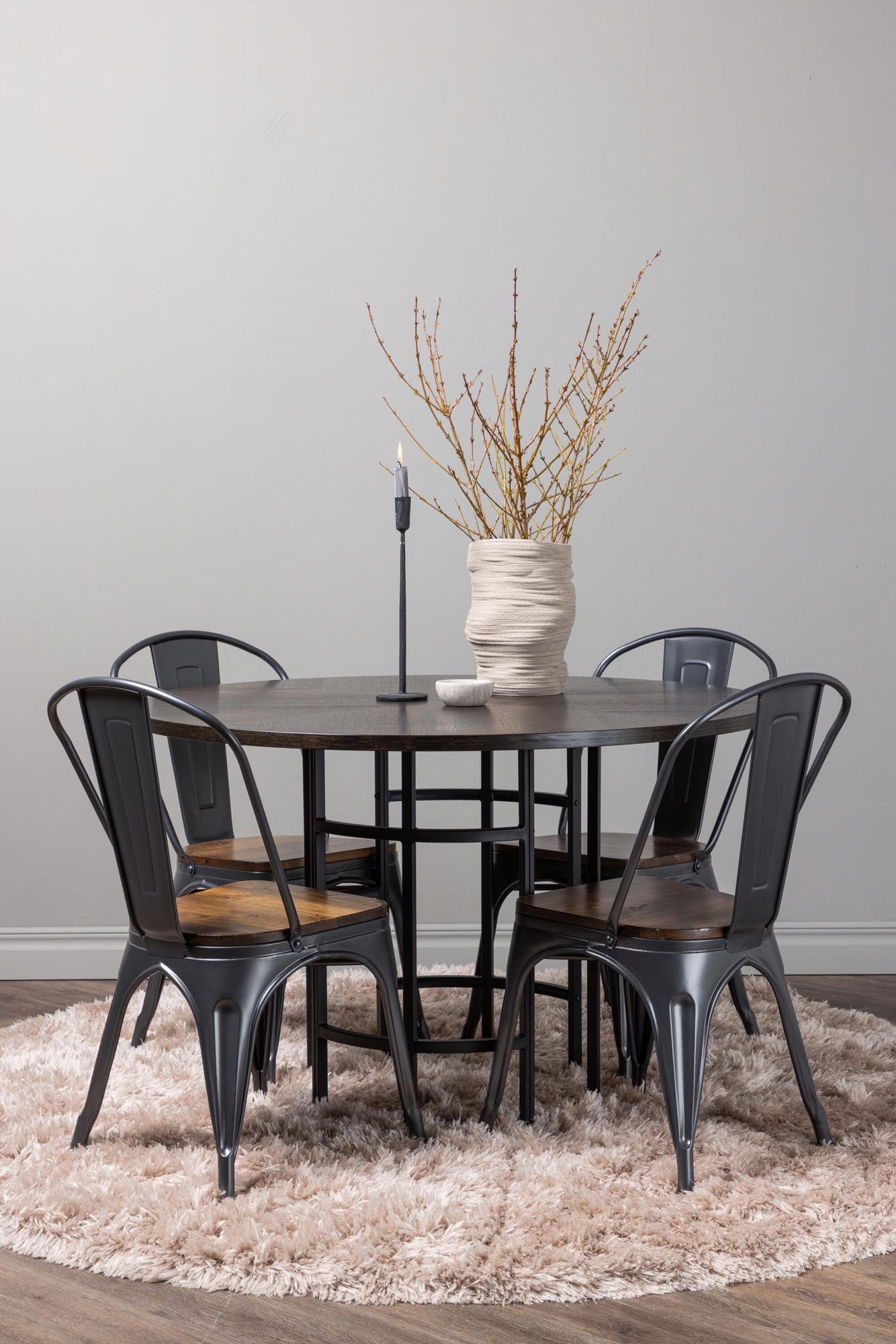 Elegantes Esszimmerset mit runden Tisch und komfortablen Stühlen für einladende Dinner und gemütliche Frühstücke.