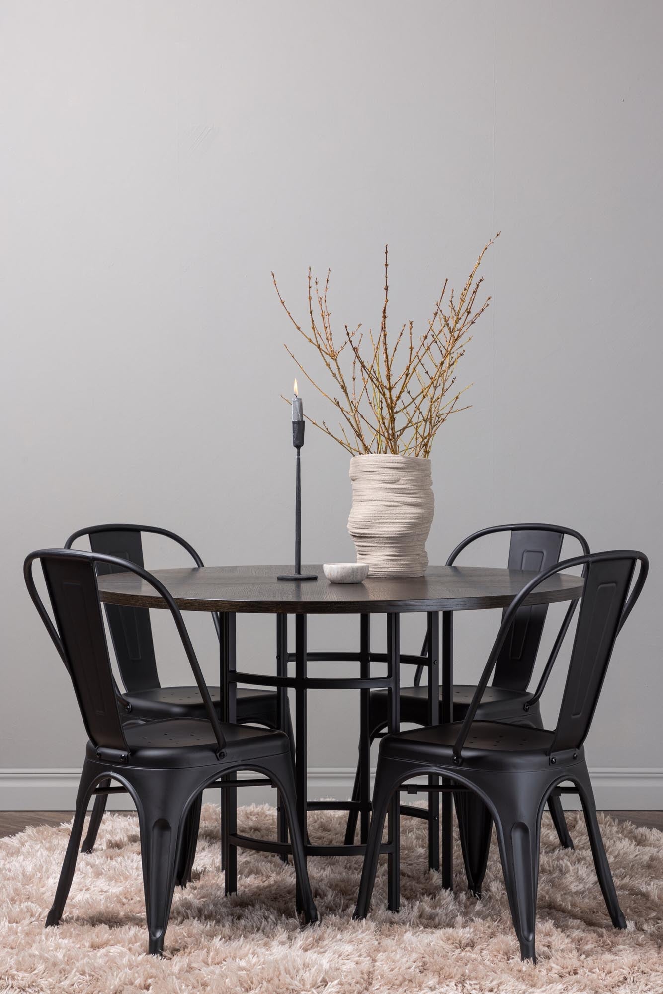 Modernes Esszimmerset mit runden Tisch und bequemen Stühlen im Industriedesign. Ideal für gesellige Abende und stilvolle Essbereiche.