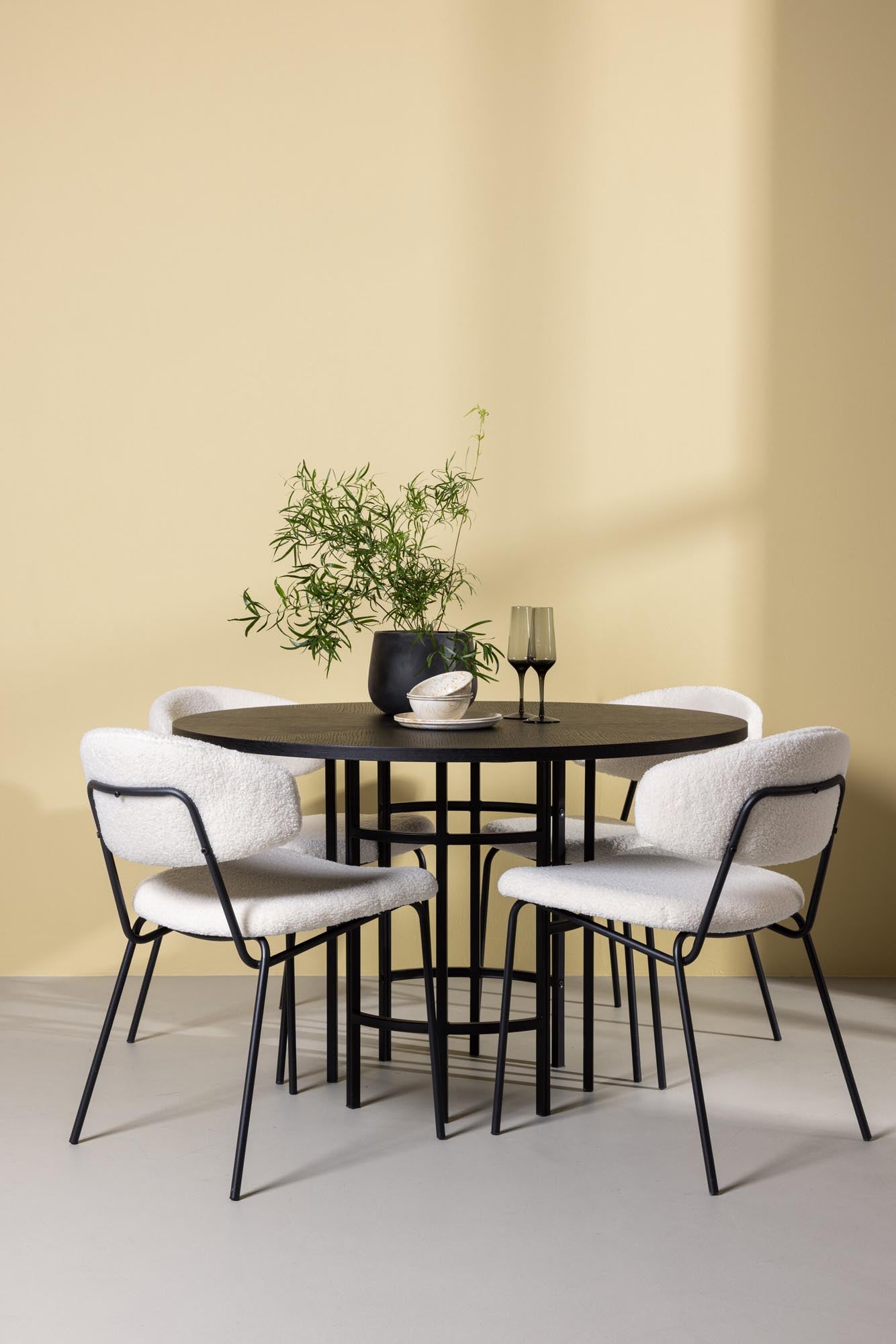 Erleben Sie das stilvolle Esszimmerset Copenhagen + Chico ⌀115cm/4St. von Venture Home – perfekte Kombination aus Eleganz und Funktionalität für gesellige Runden.