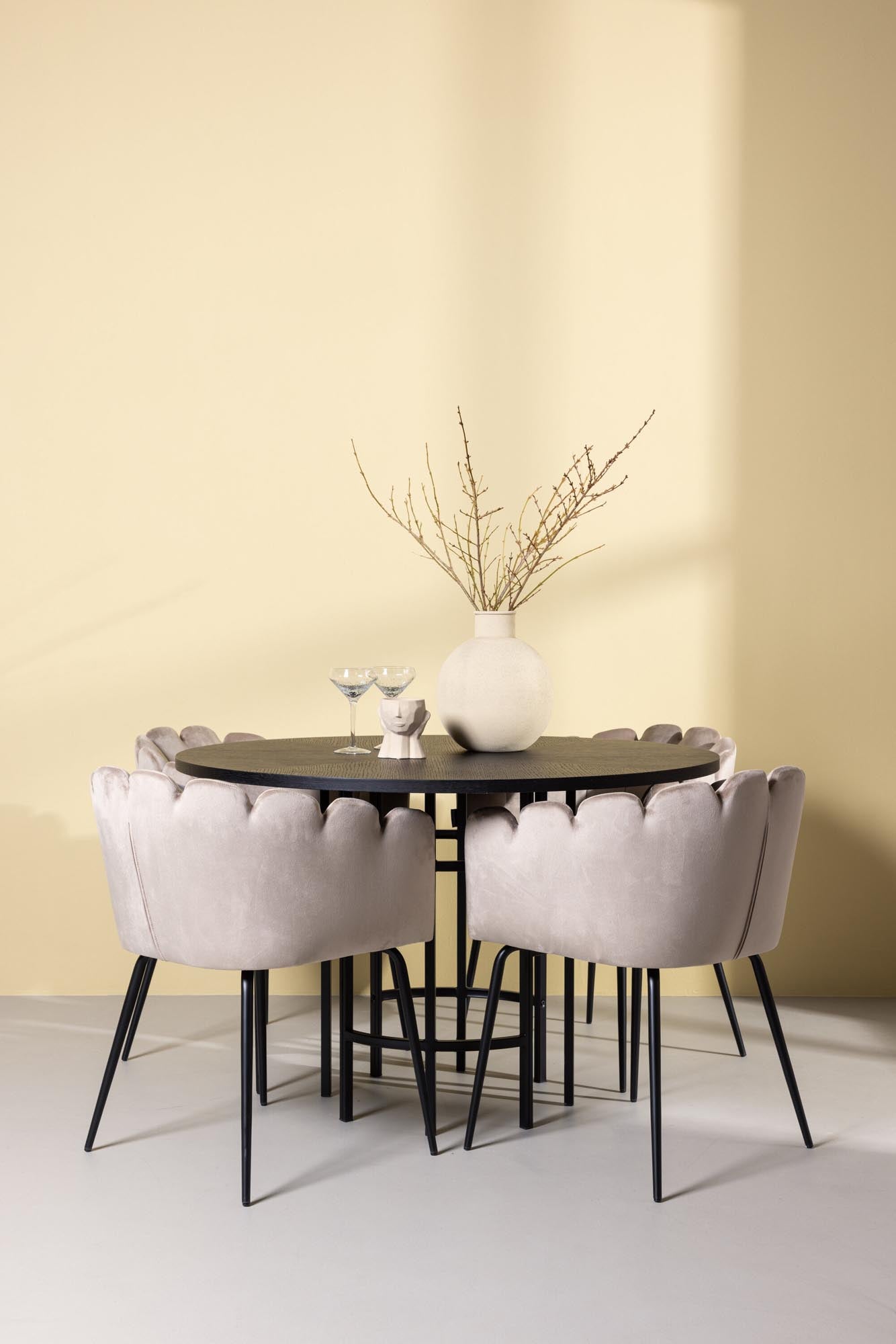 Stilvolles Esszimmerset mit modernem Tisch und 4 eleganten Stühlen aus Samt, perfekt für gemütliche Dinner mit Freunden und Familie.