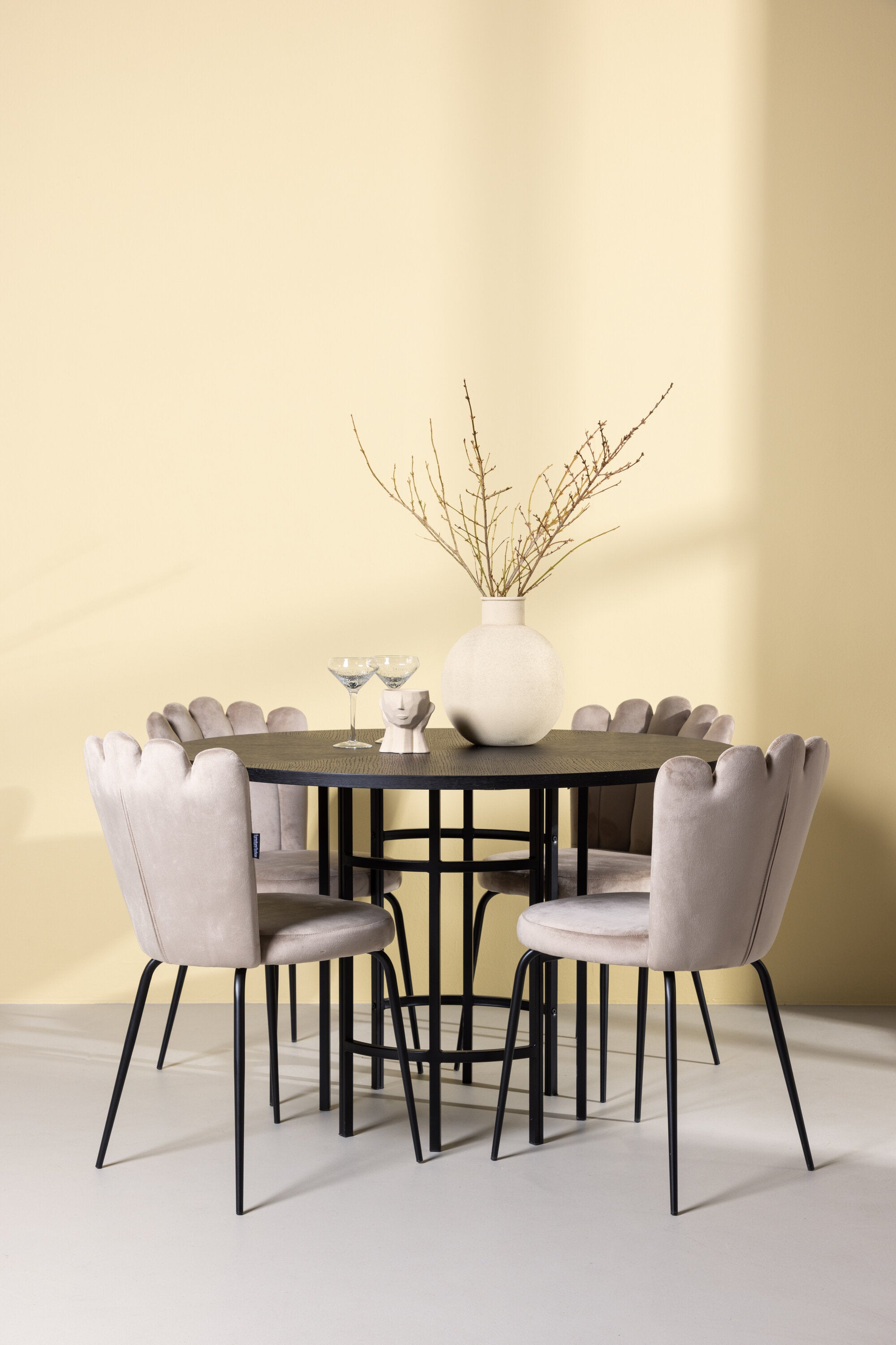 Esszimmerset Copenhagen + Limhamn Light ⌀115cm/4St. in Schwarz / Beige präsentiert im Onlineshop von KAQTU Design AG. Esszimmerset ist von Venture Home