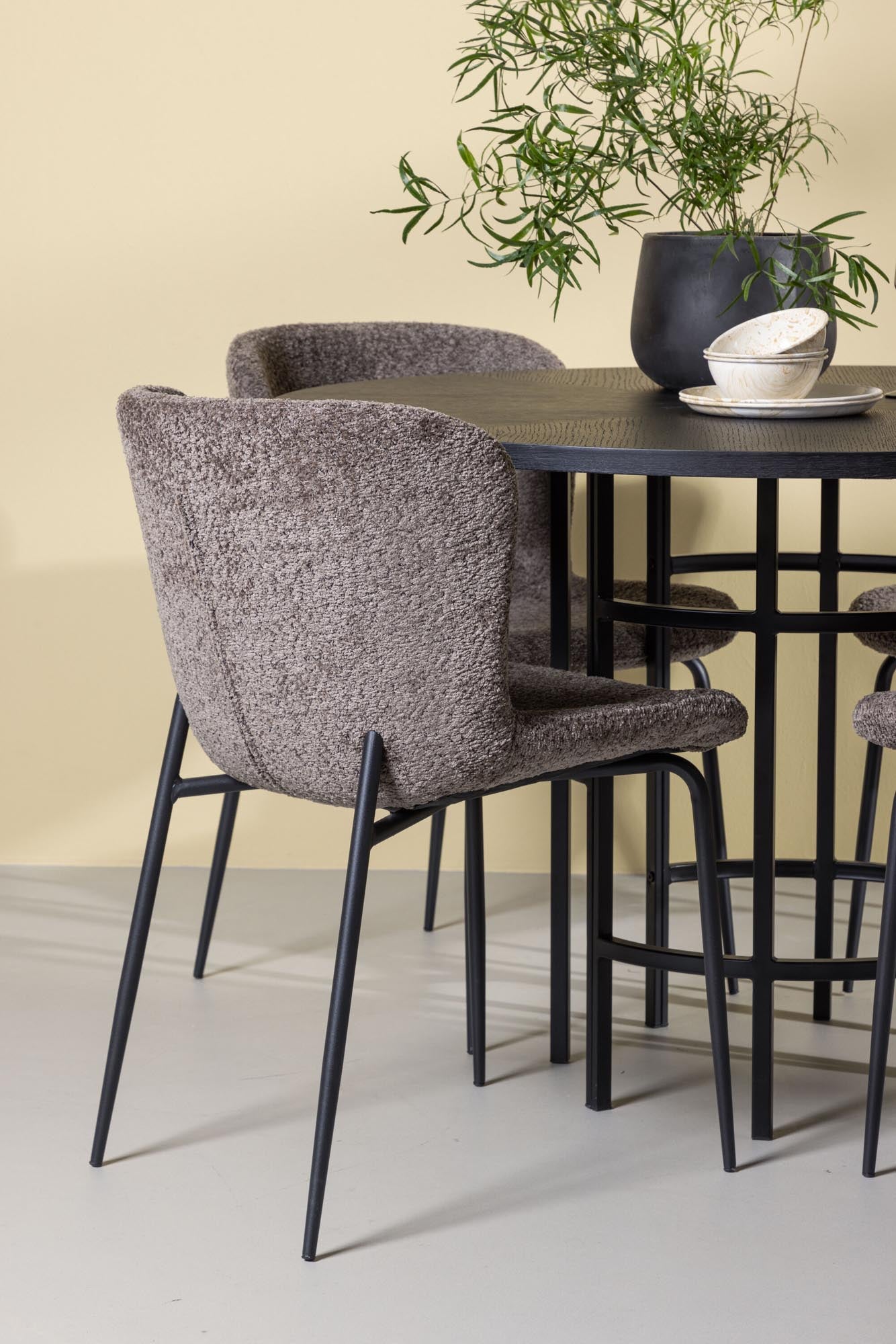 Modernes Esszimmerset Copenhagen + Modesto mit runden Tisch und bequemen Stühlen für gesellige Abende und elegantes Ambiente.