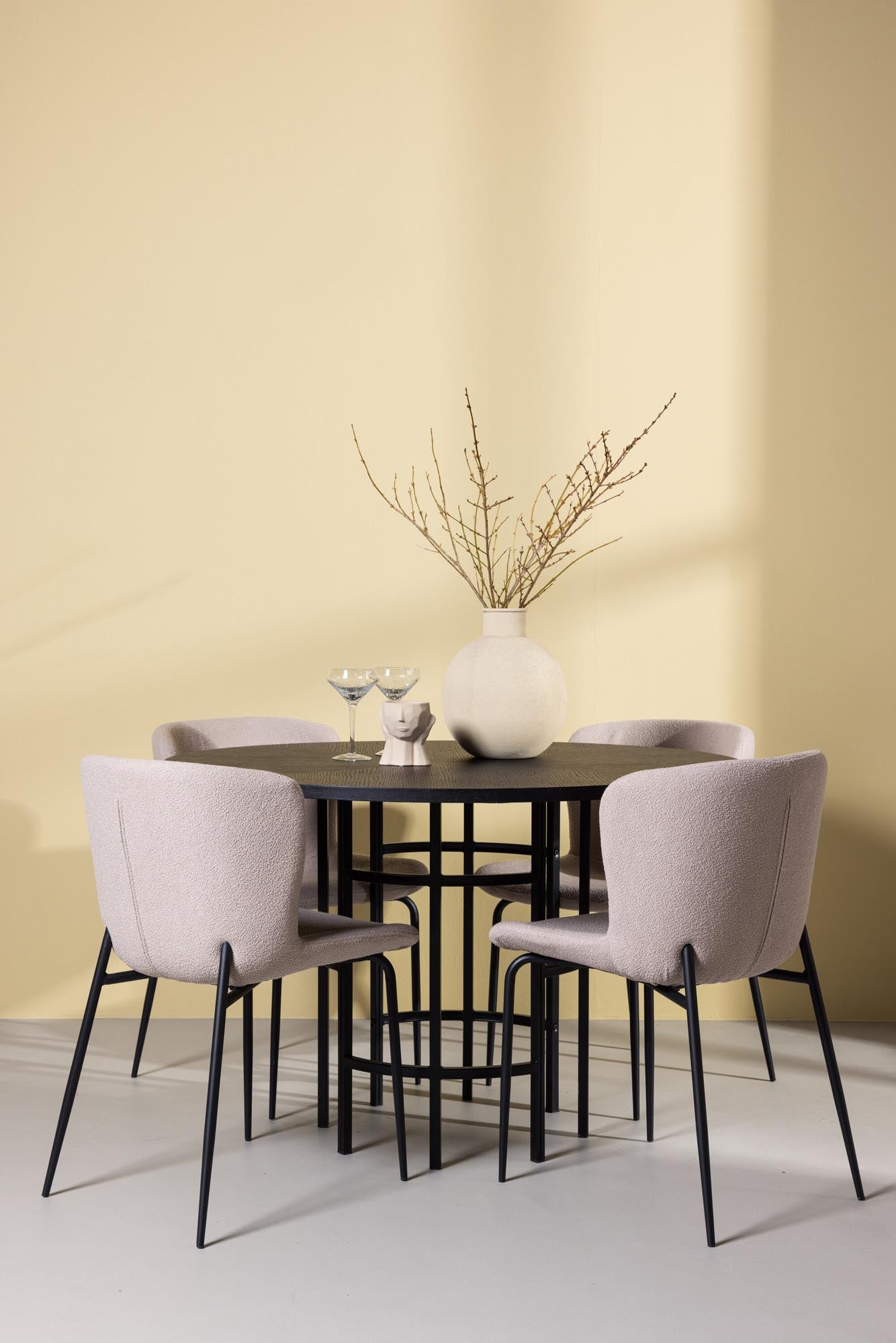 Esszimmerset Copenhagen + Modesto: Modernes Industriedesign trifft auf eleganten Komfort für gesellige Abende.