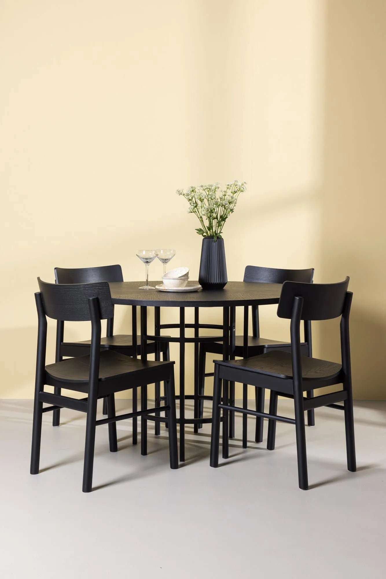 Stilvoller Copenhagen Tisch mit 4 Montros Stühlen von Venture Home.