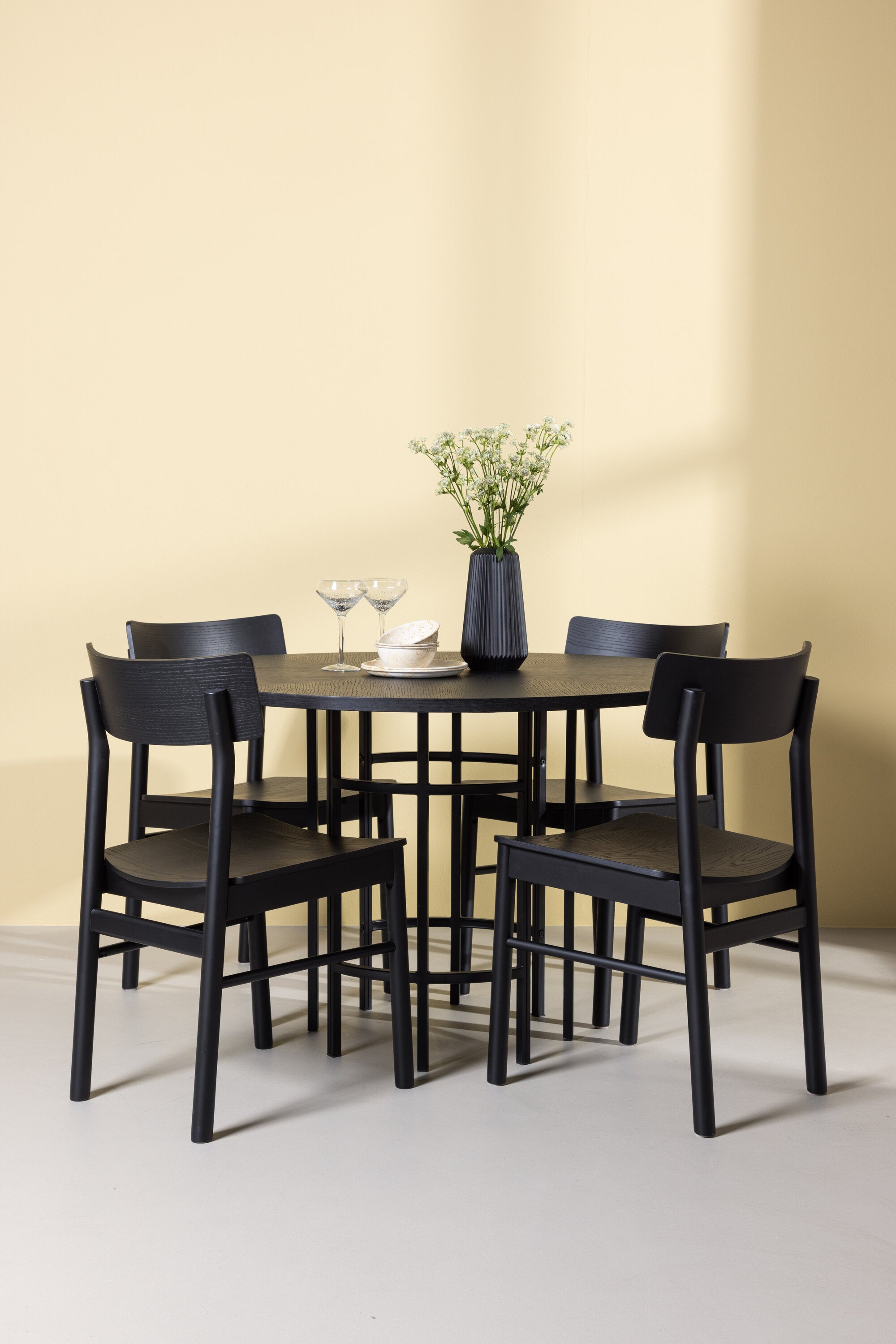 Copenhagen Esstisch + 4 x Montros Esszimmerstuhl in Schwarz präsentiert im Onlineshop von KAQTU Design AG. Esszimmerset ist von Venture Home
