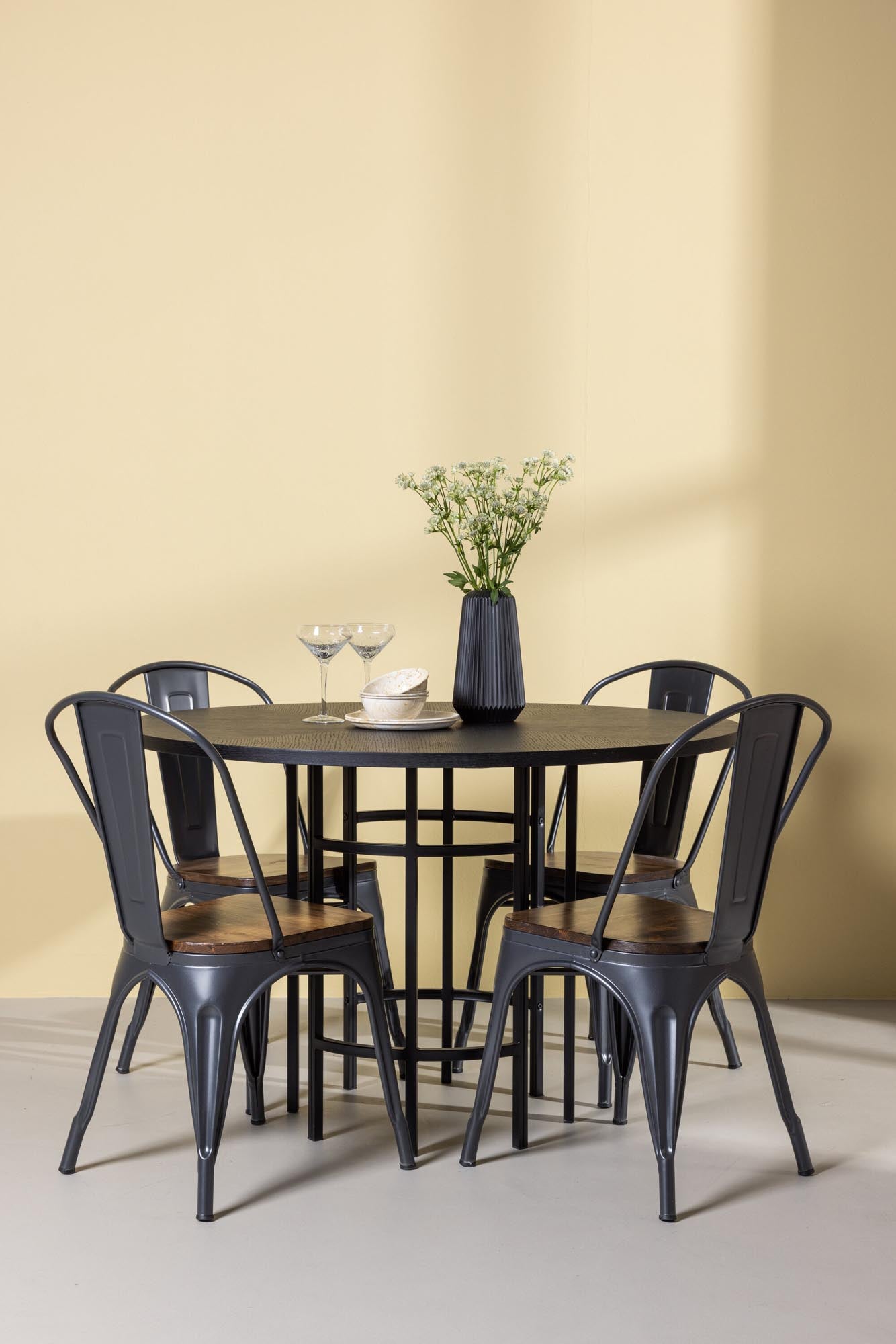 Modernes Esszimmerset mit elegantem runden Tisch und komfortablen Stühlen für stilvolle Essbereiche. Ideal für gesellige Abende!