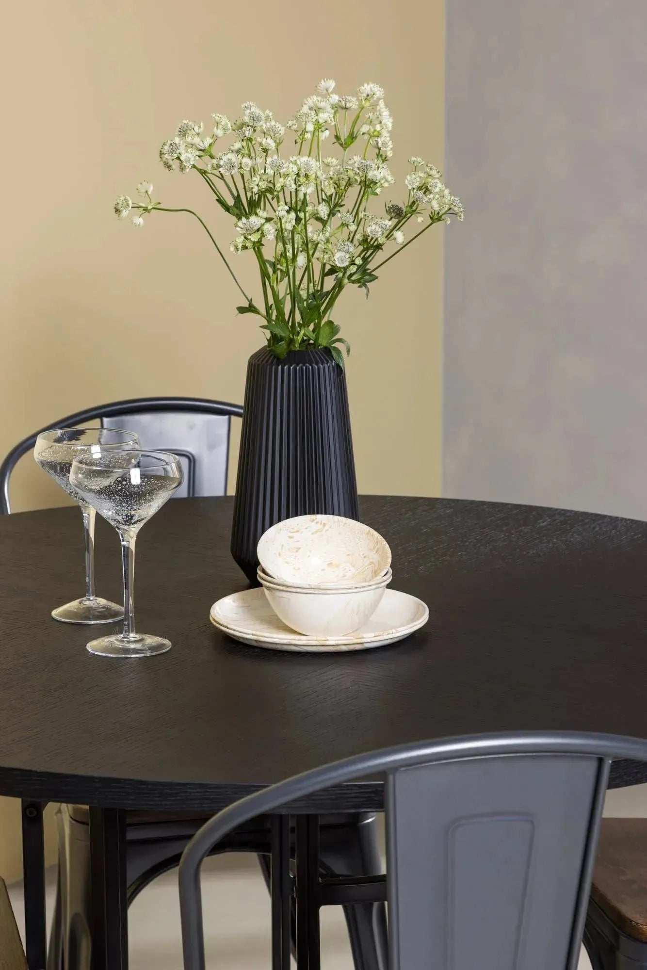 Modernes Esszimmerset mit skandinavischem Flair: runder Tisch (⌀115cm) aus MDF, stabile Metallbasis, 4 komfortable Stühle aus Stahl.