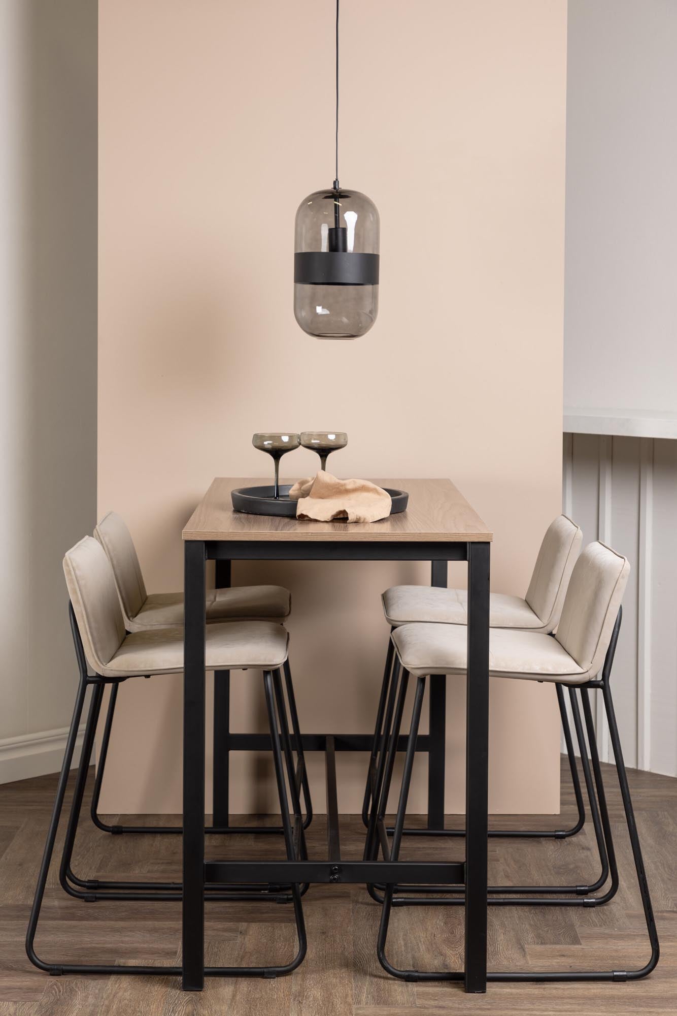 Erleben Sie das Camden Barset + Bisbee 120cm/4St. von Venture Home – eine harmonische Kombination aus modernem Design und Funktionalität für Ihre Küche oder Essbereich.