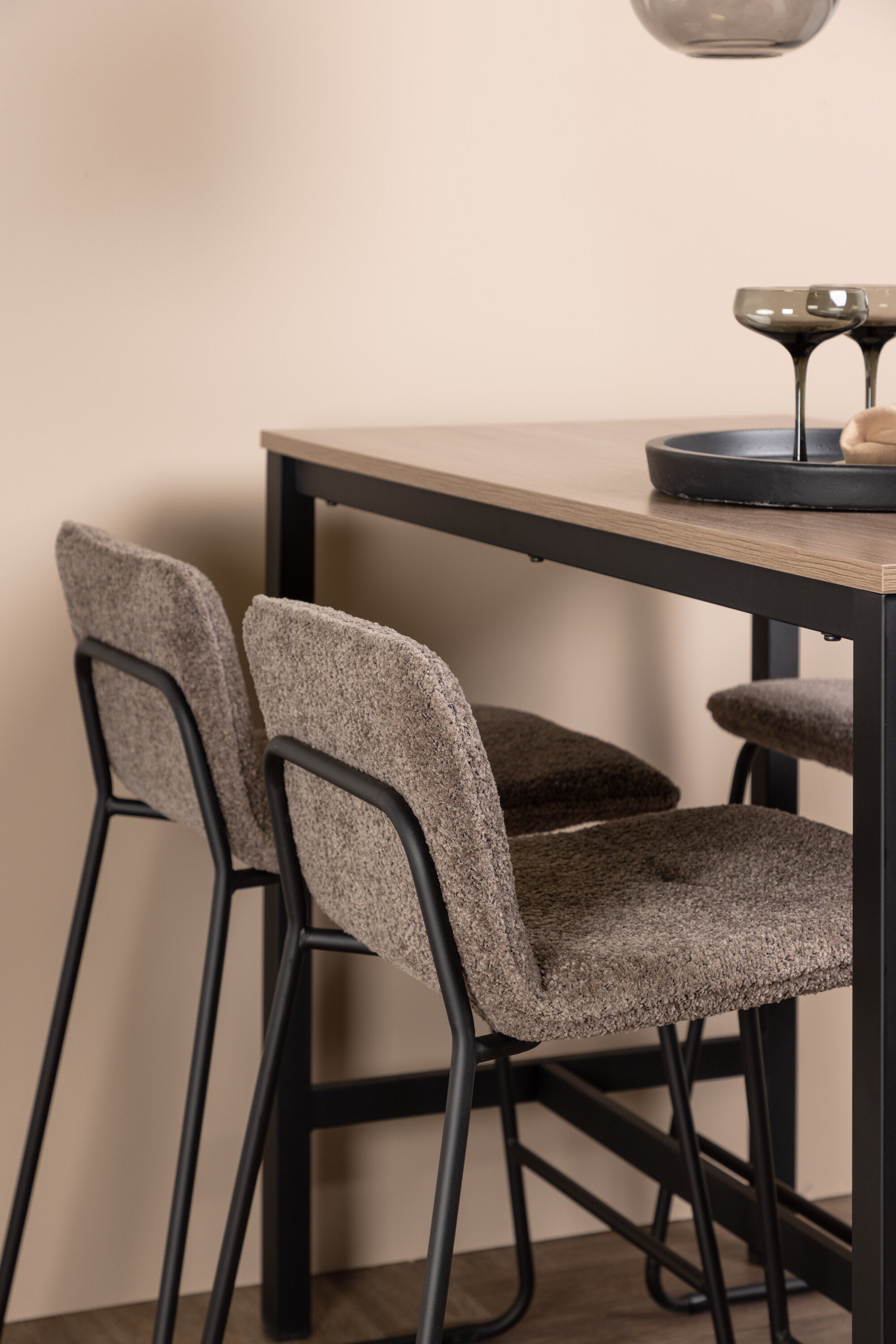 Camden Barset + Bisbee 120cm/4St. in Schwarz, Dunkelgrau präsentiert im Onlineshop von KAQTU Design AG. Bartischset ist von Venture Home