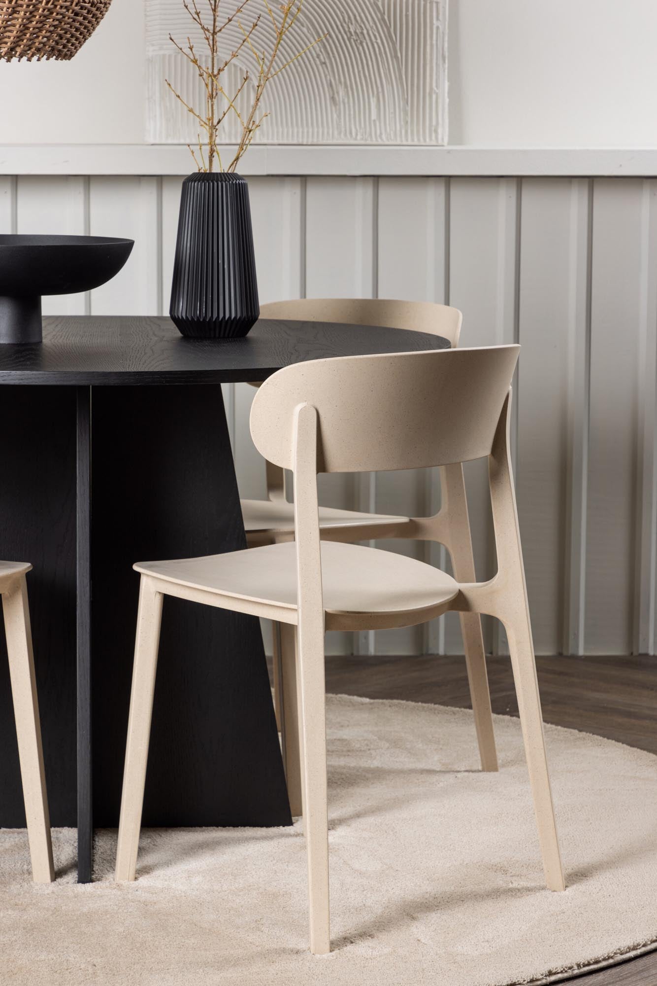 Verleihen Sie Ihrem Esszimmer mit dem Bootcut Esszimmerset + Astol von Venture Home einen eleganten Look: runder Tisch und nordische Stühle für jeden Anlass.