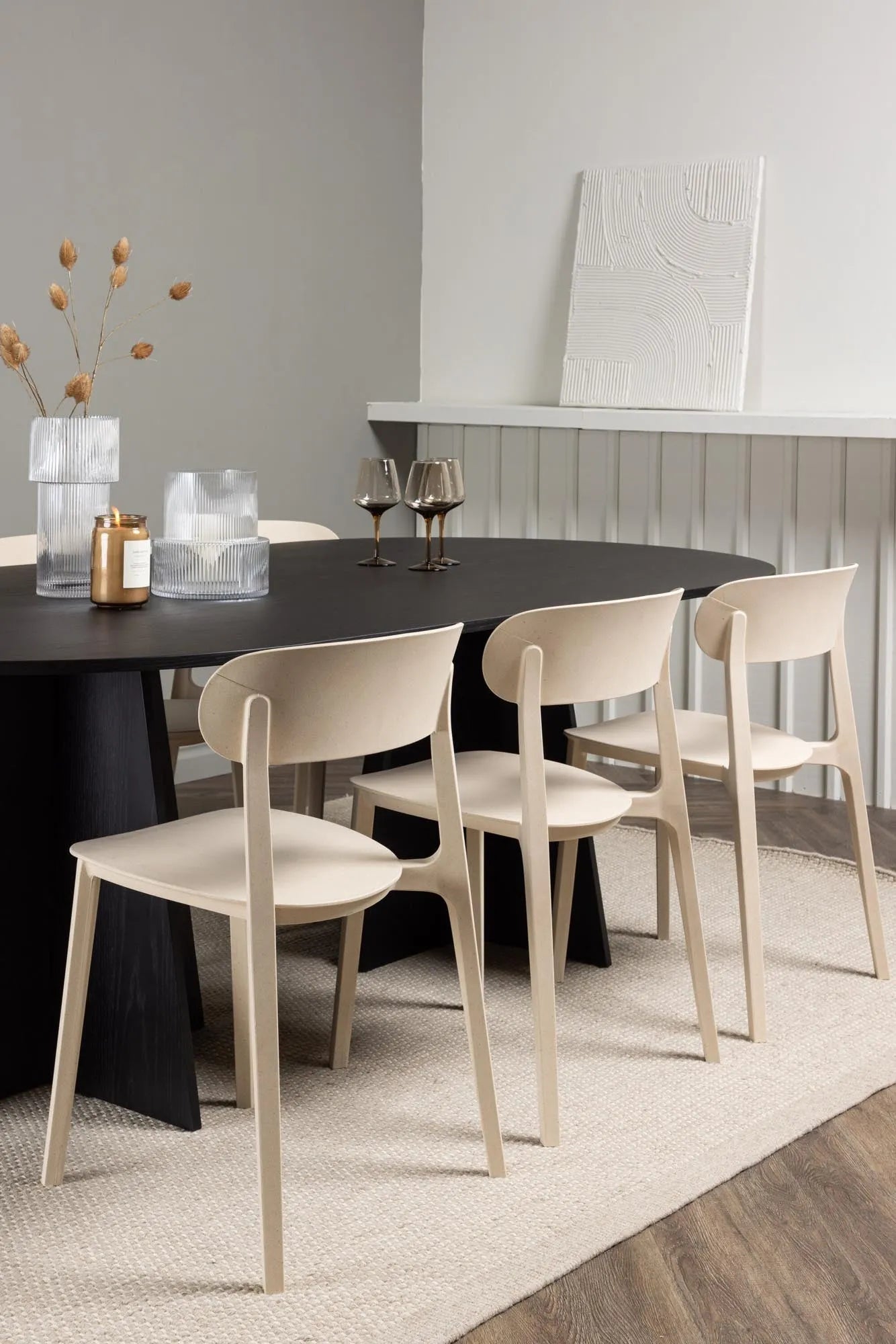 Eleganter ovaler Bootcut Tisch mit 6 Åstol Stühlen von Venture Home.