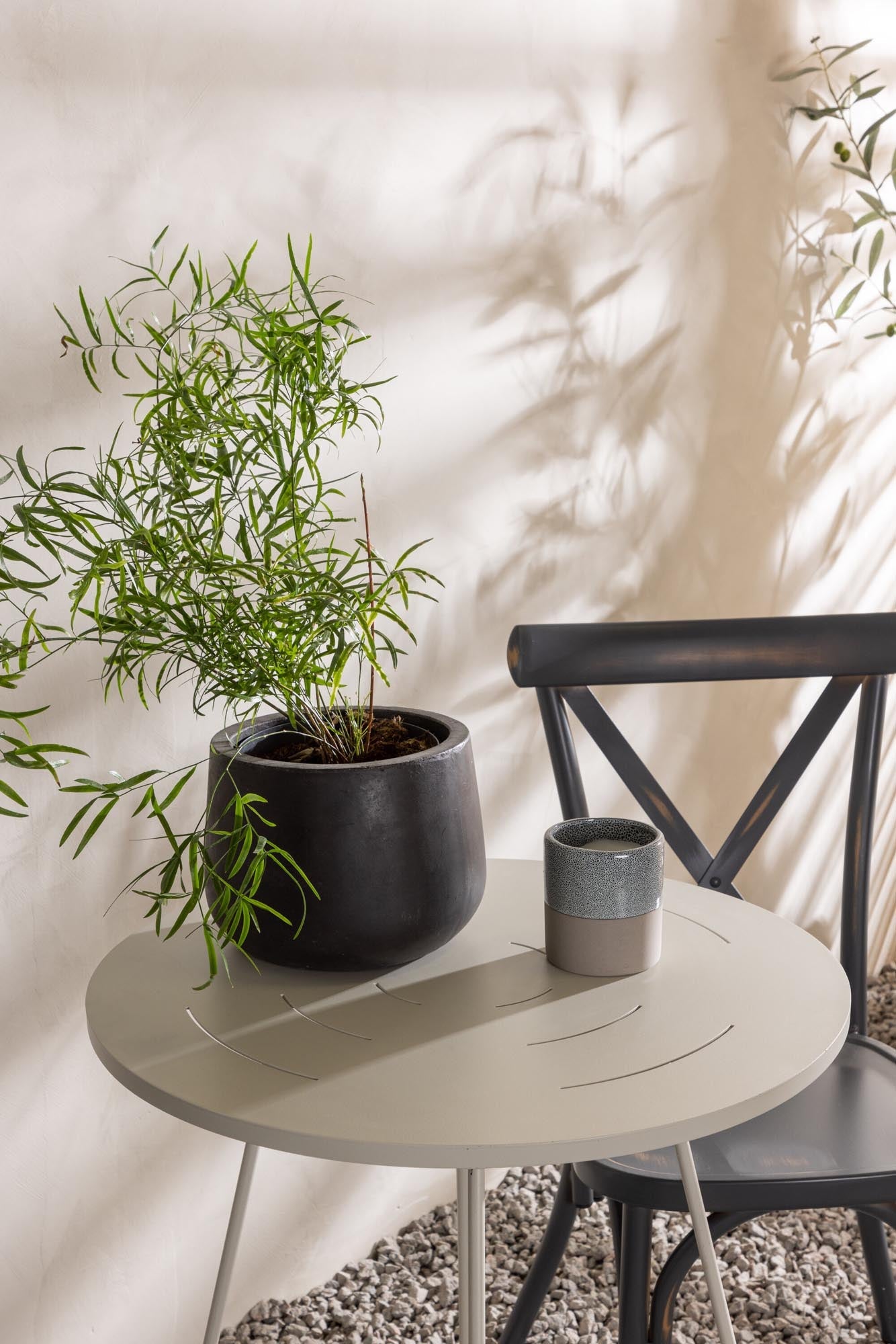 Stilvolles Bacong Outdoor-Tischset von Venture Home: Zwei runde Tische (⌀60cm), perfekt für Garten, Balkon oder Terrasse.