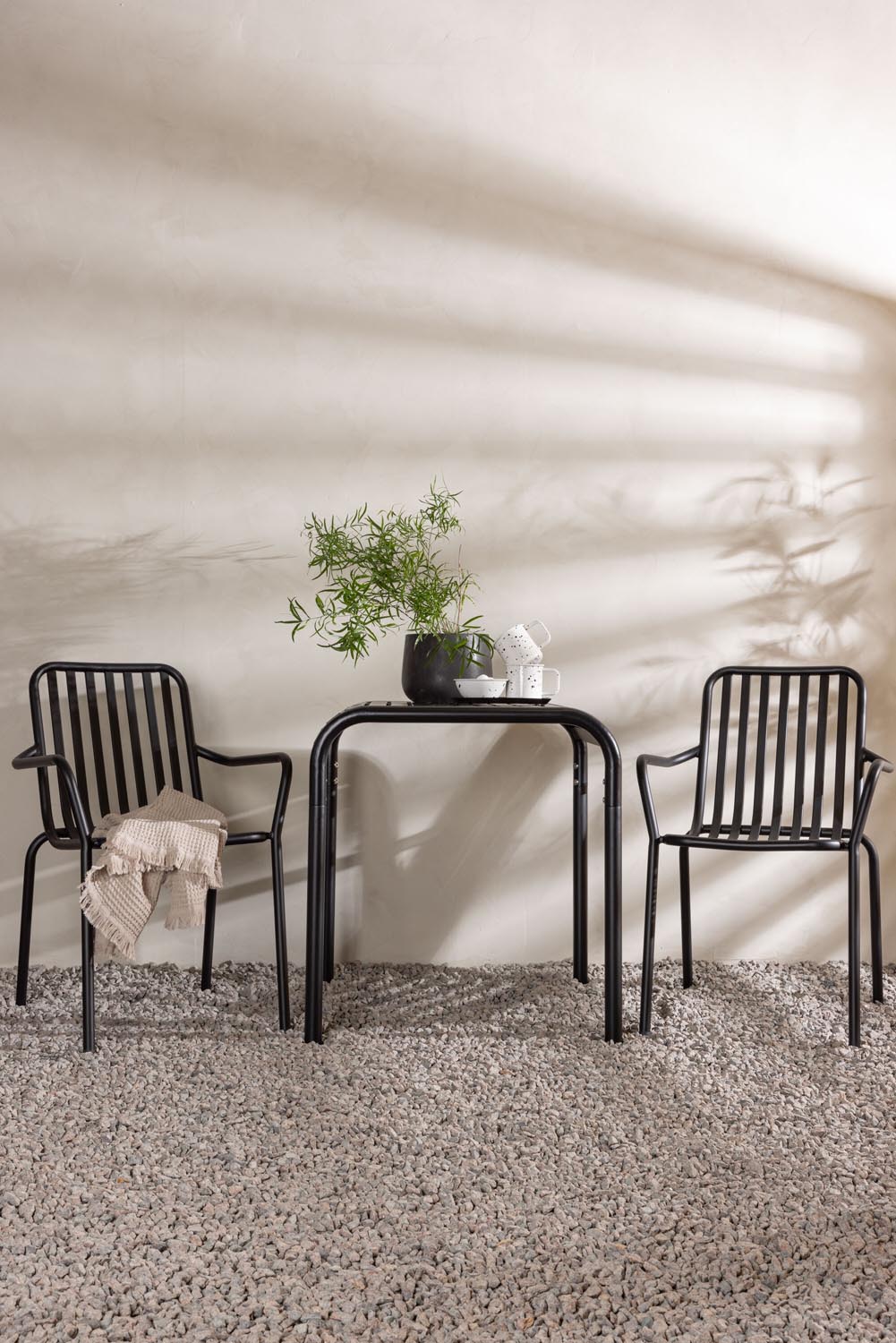 Borneo Outdoor-Tischset + Peking 70cm/2St. in Schwarz präsentiert im Onlineshop von KAQTU Design AG. Gartentischset ist von Venture Home