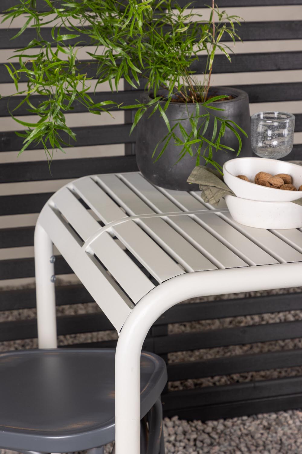 Borneo Outdoor-Tischset + Tablas 70cm/2St. in Beige präsentiert im Onlineshop von KAQTU Design AG. Gartentischset ist von Venture Home