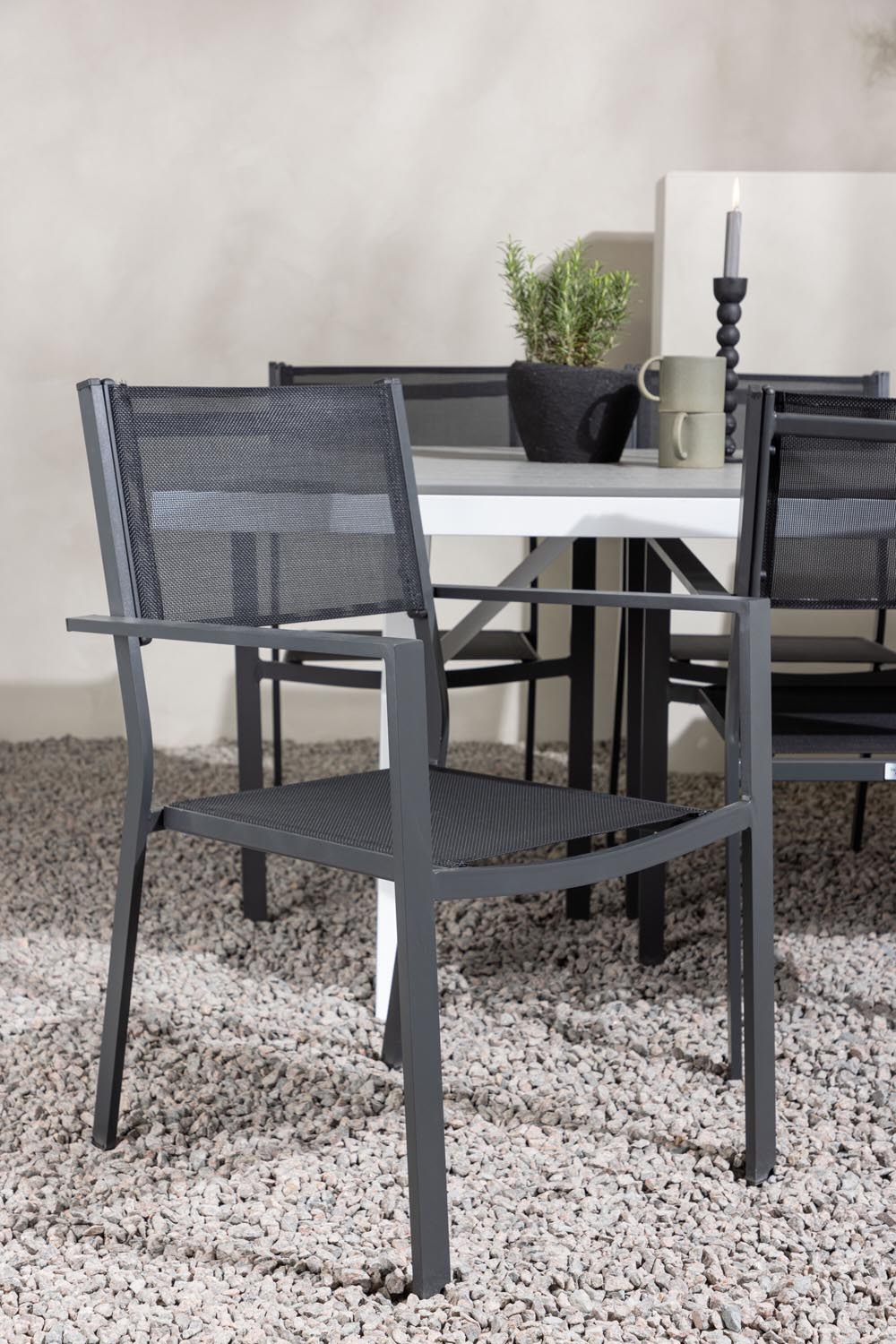 Rechteckiger Gartentisch Garcia mit Aluminiumgestell und Aintwood-Platte, umgeben von sechs stapelbaren Copacabana-Stühlen mit Textilene-Sitzfläche.