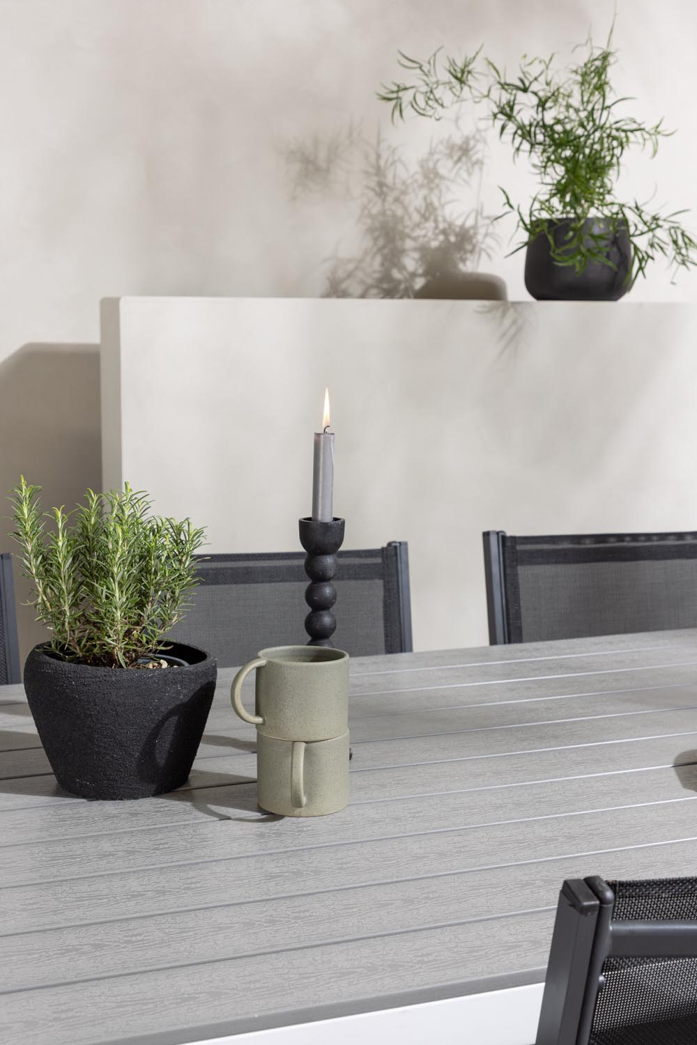 Rechteckiger Gartentisch Garcia mit Aluminiumgestell und Aintwood-Platte, umgeben von sechs stapelbaren Copacabana-Stühlen mit Textilene-Sitzfläche.