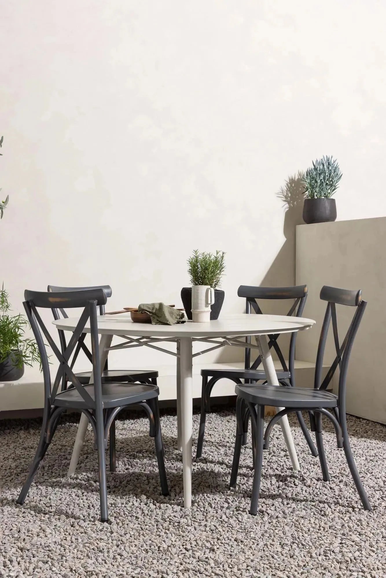 Stilvolles Lina Outdoor-Set: Runder Tisch & 4 Stühle von Venture Home.