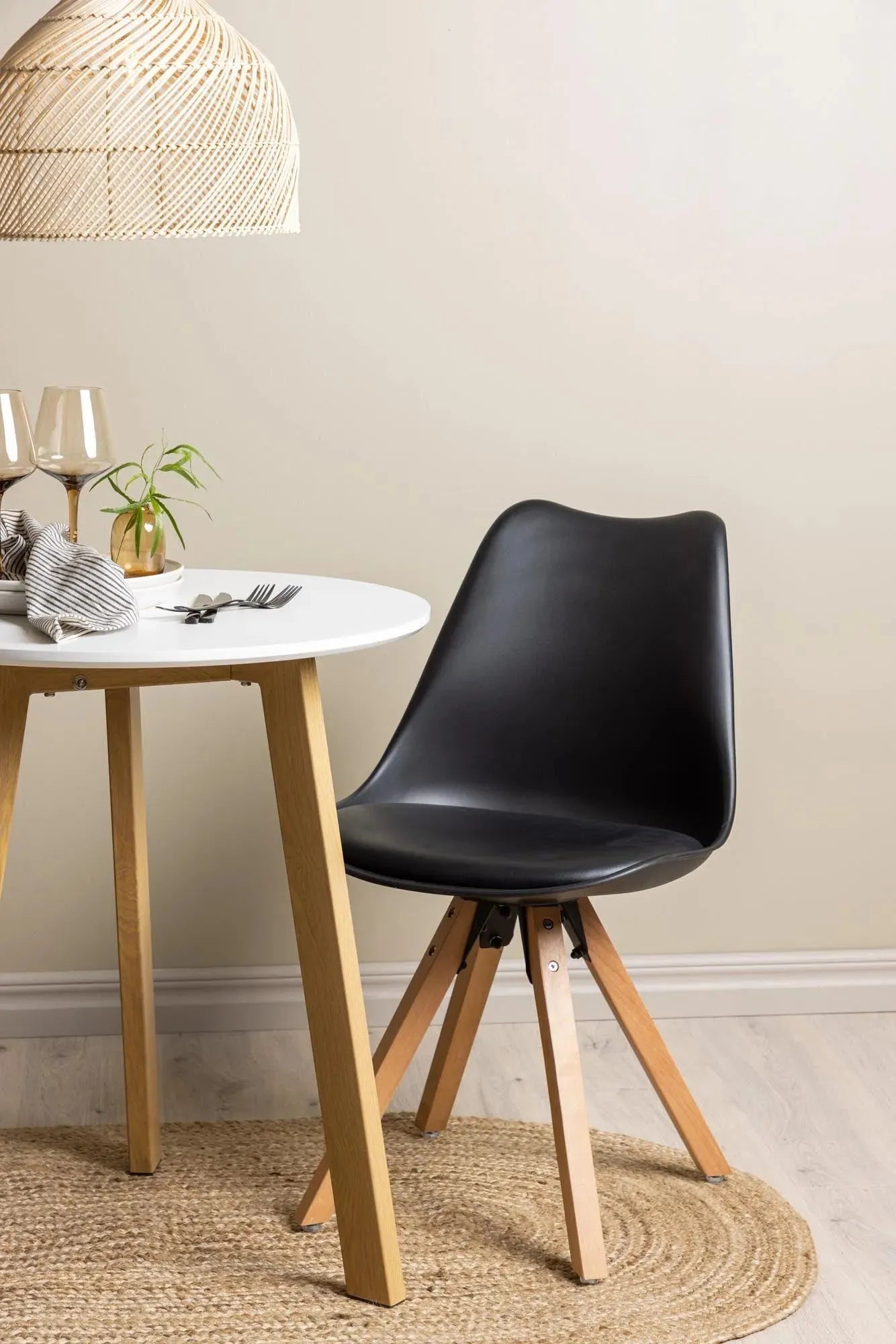 Elegantes Leonora Set mit Zeno Tisch, ideal für moderne Esszimmer.