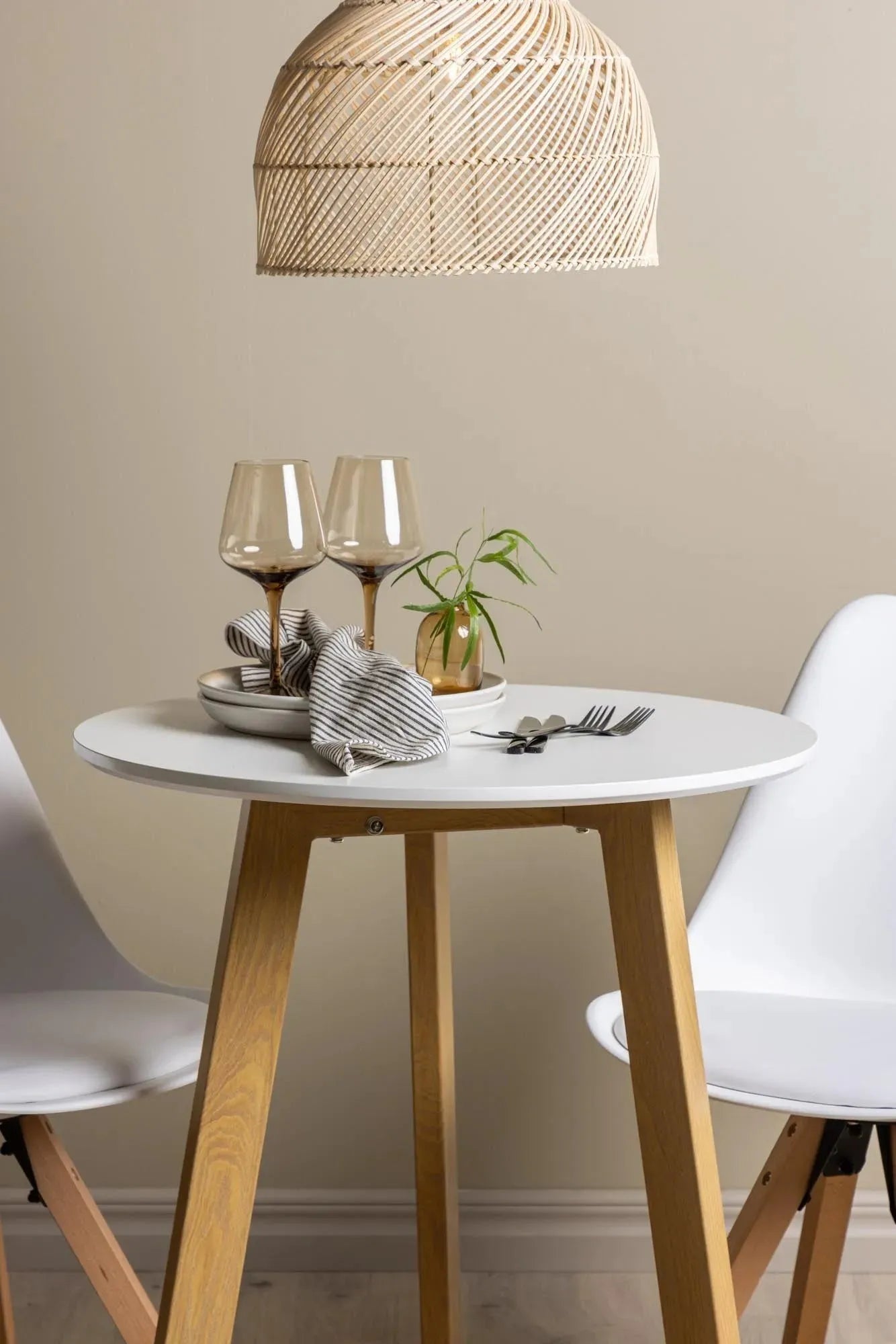 Elegantes Leonora Set mit Zeno Tisch, ideal für moderne Esszimmer.