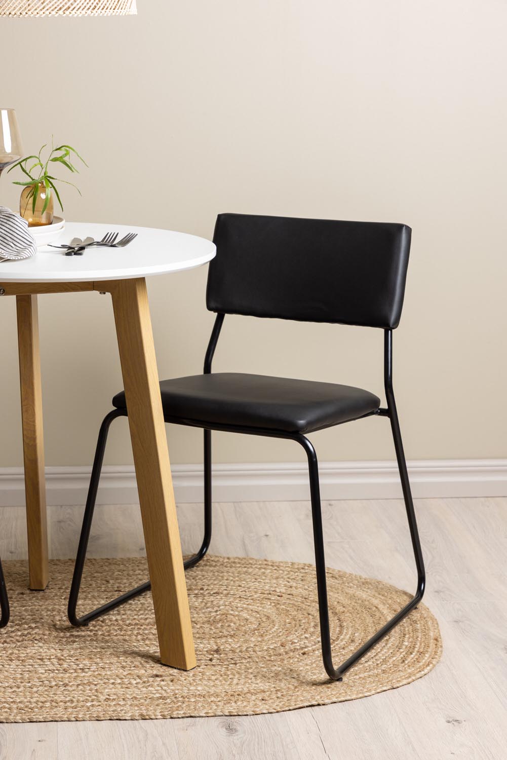 Leonora Esszimmerset + Kenth ⌀65cm/2St. in Schwarz präsentiert im Onlineshop von KAQTU Design AG. Esszimmerset ist von Venture Home