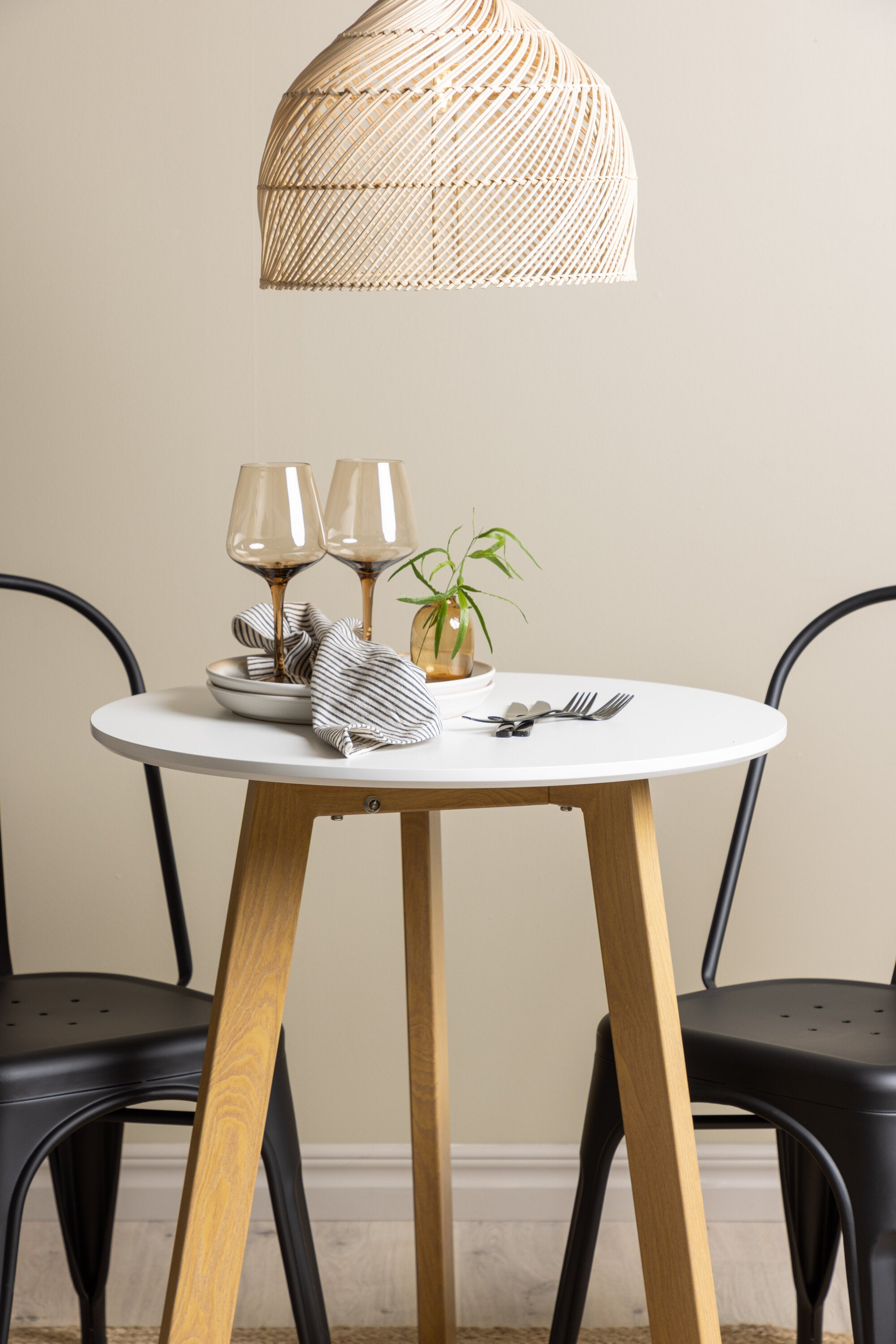 Leonora Esstisch in Schwarz präsentiert im Onlineshop von KAQTU Design AG. Esszimmerset ist von Venture Home