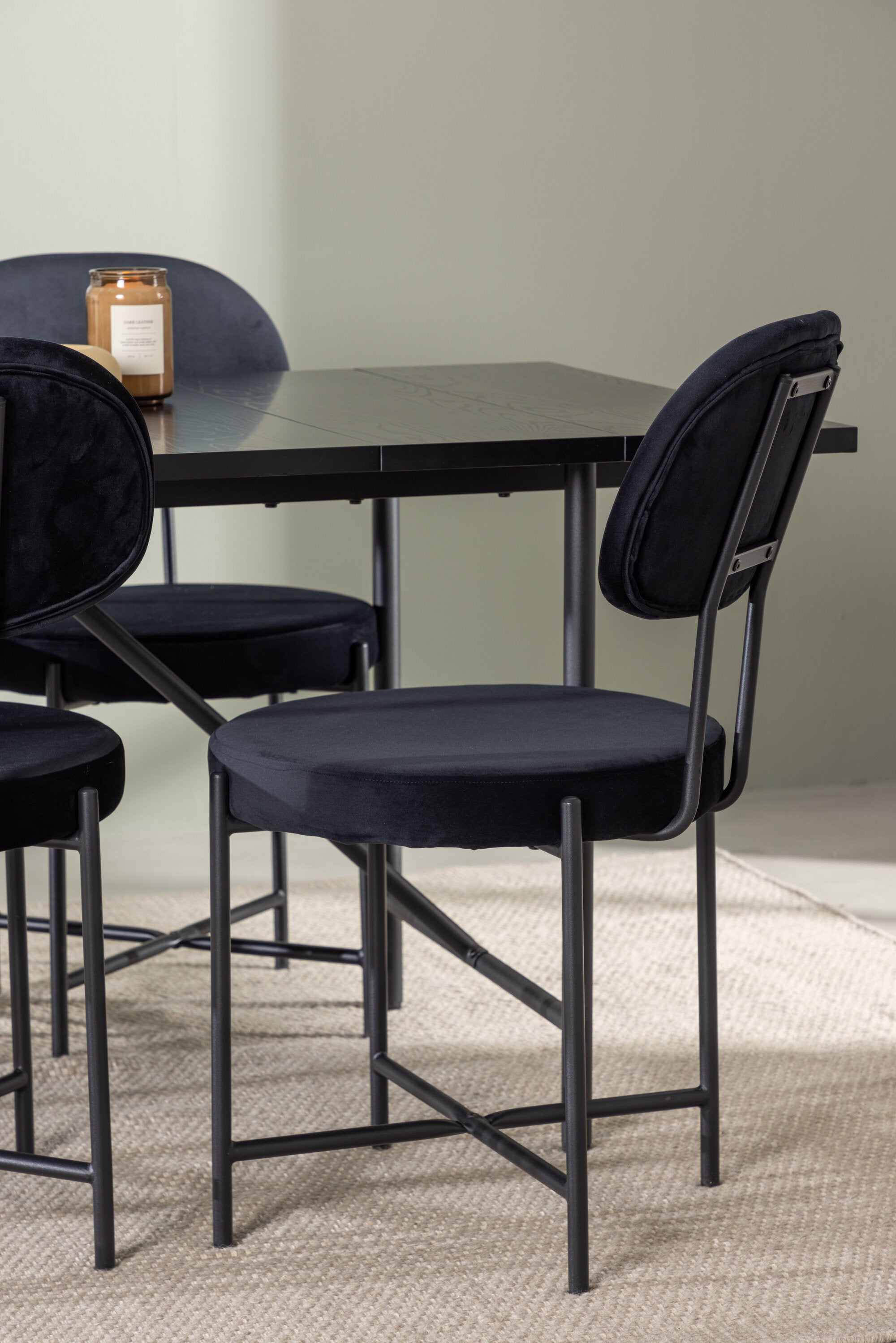 Astrid Esszimmerset + Stella 200cm/6St. in Schwarz präsentiert im Onlineshop von KAQTU Design AG. Esszimmerset ist von Venture Home