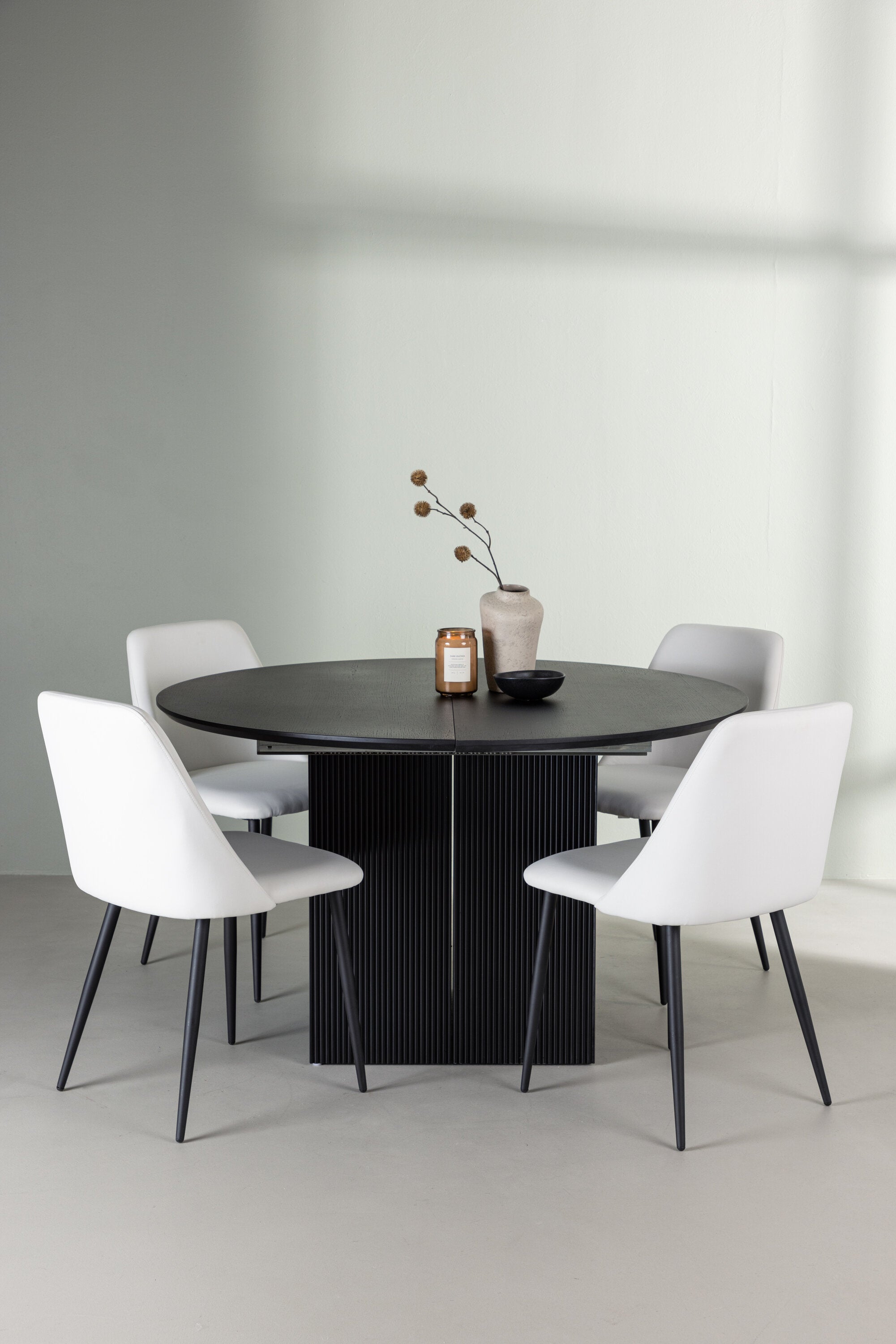 Matilda Esszimmerset + Night ⌀130cm/4St. in Schwarz-Weiss präsentiert im Onlineshop von KAQTU Design AG. Esszimmerset ist von Venture Home