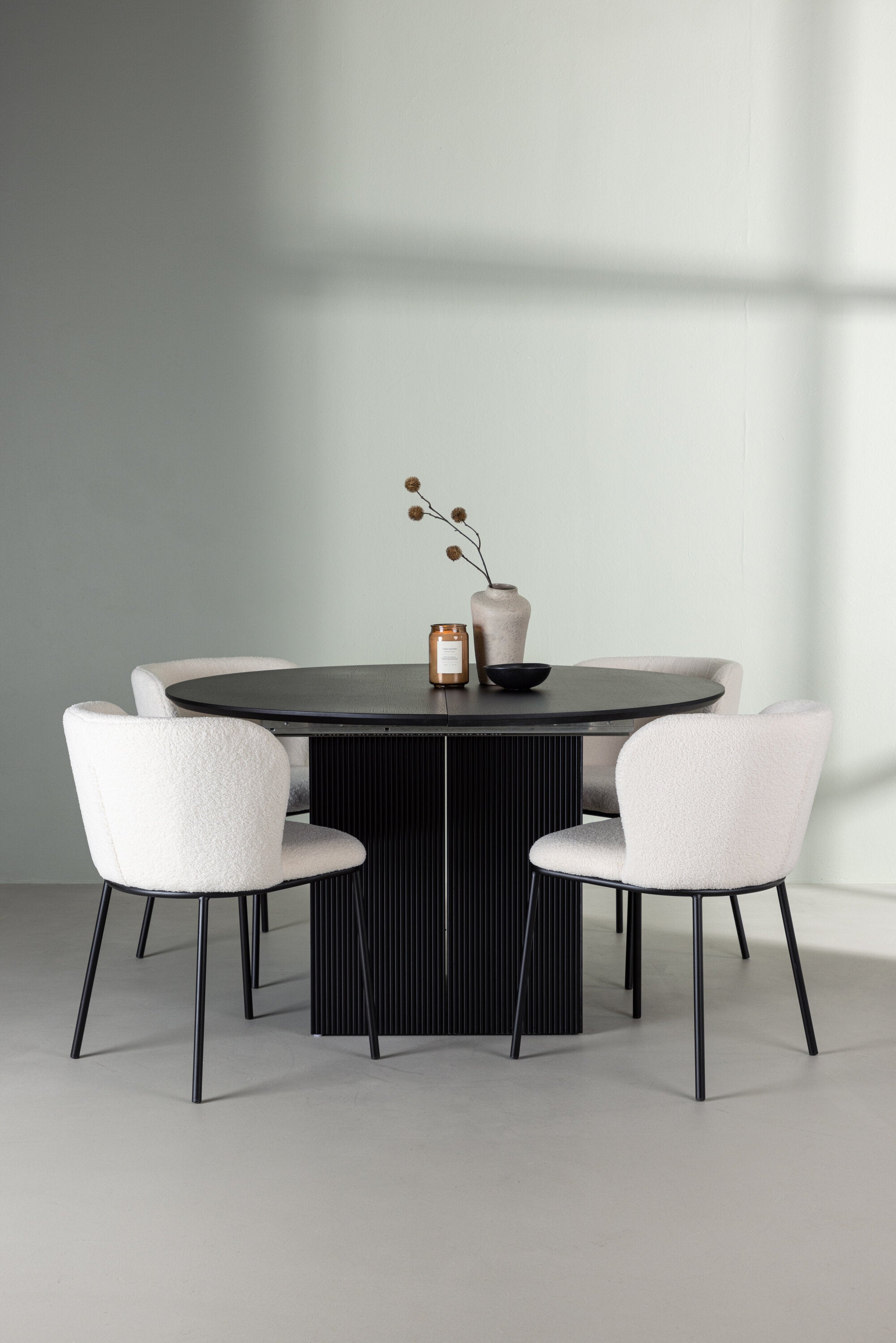 Matilda Esszimmerset + Edina ⌀130cm/4St. in Schwarz-Weiss präsentiert im Onlineshop von KAQTU Design AG. Esszimmerset ist von Venture Home
