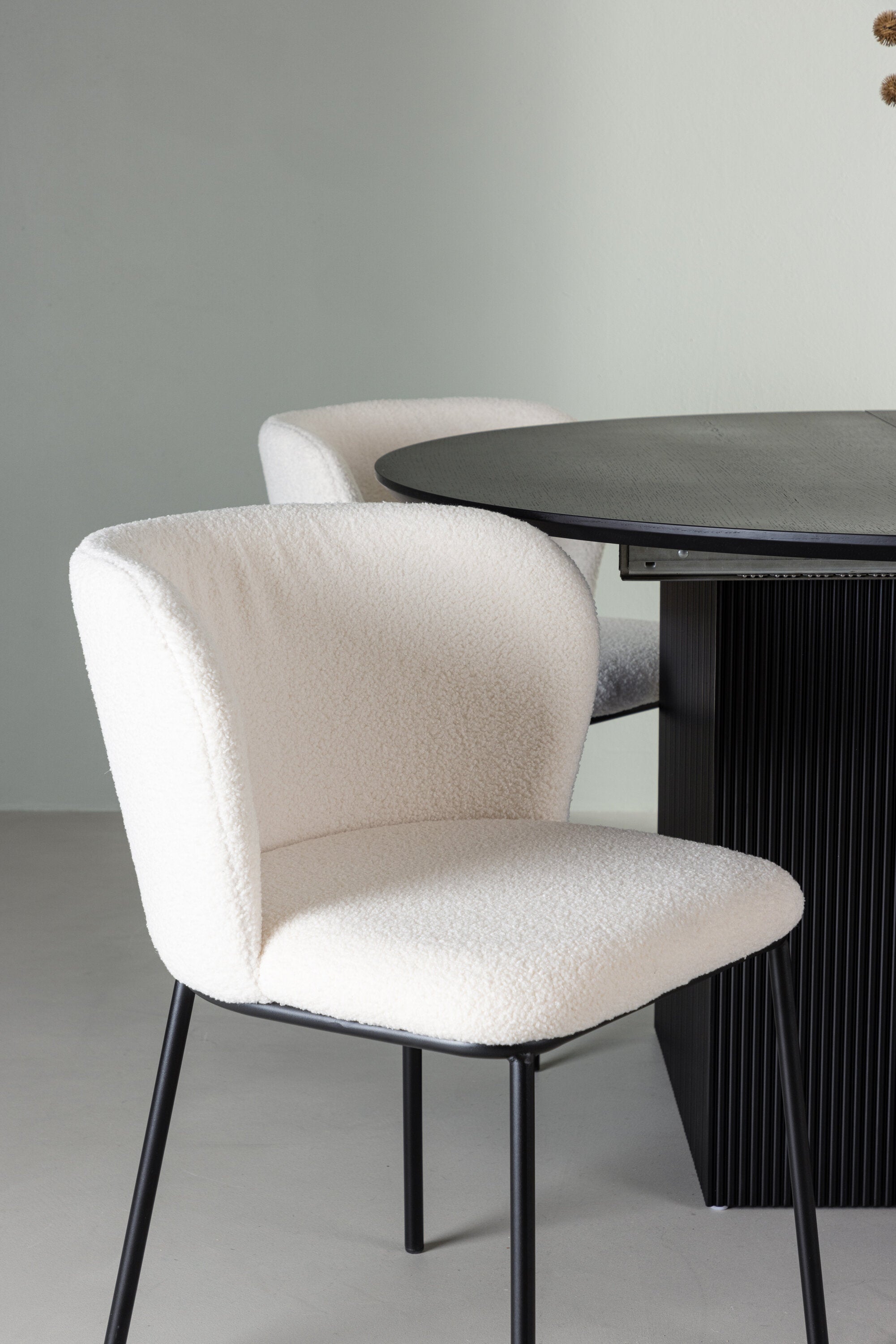 Matilda Esszimmerset + Edina ⌀130cm/4St. in Schwarz-Weiss präsentiert im Onlineshop von KAQTU Design AG. Esszimmerset ist von Venture Home