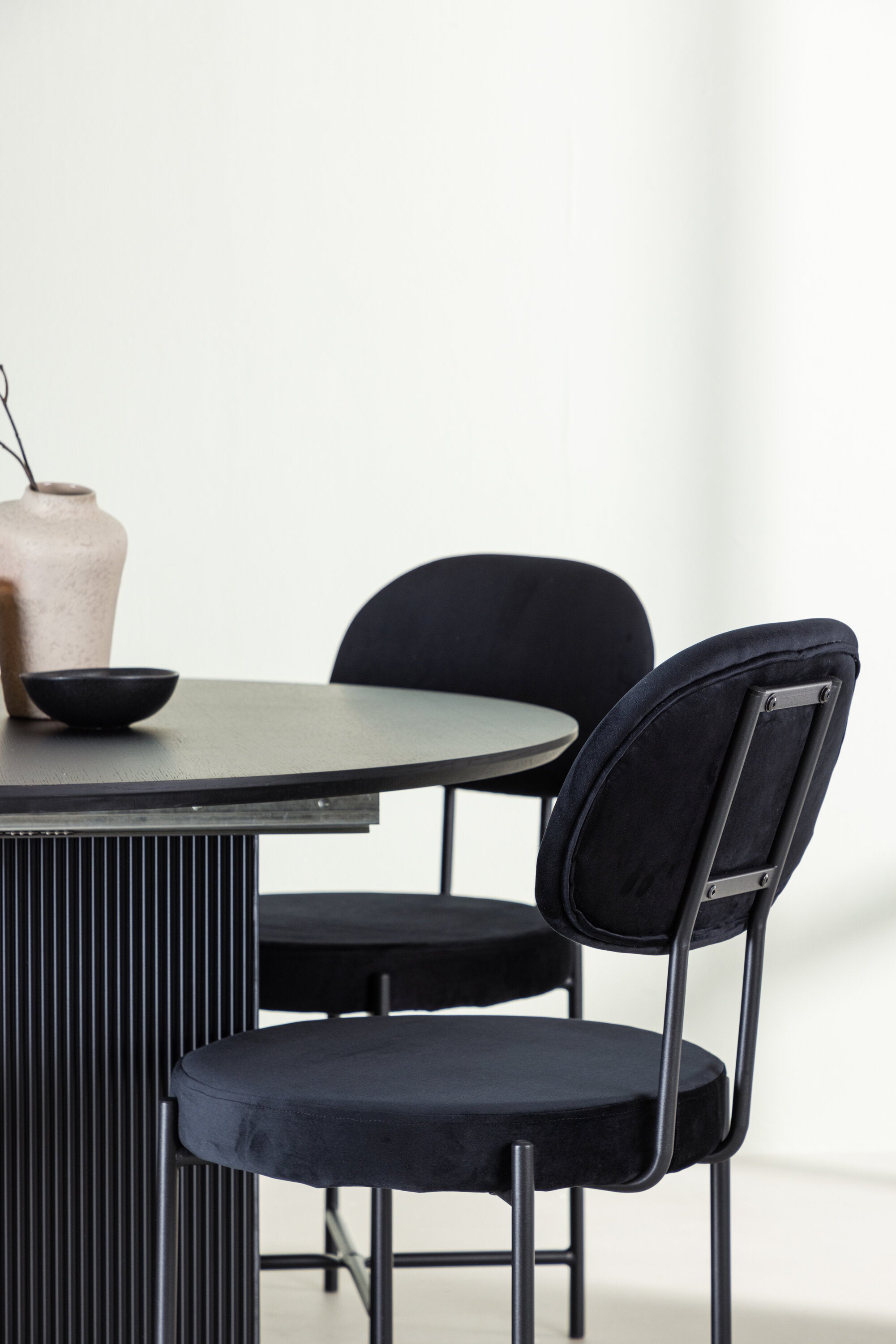 Matilda Esszimmerset + Stella ⌀130cm/4St. in Schwarz präsentiert im Onlineshop von KAQTU Design AG. Esszimmerset ist von Venture Home